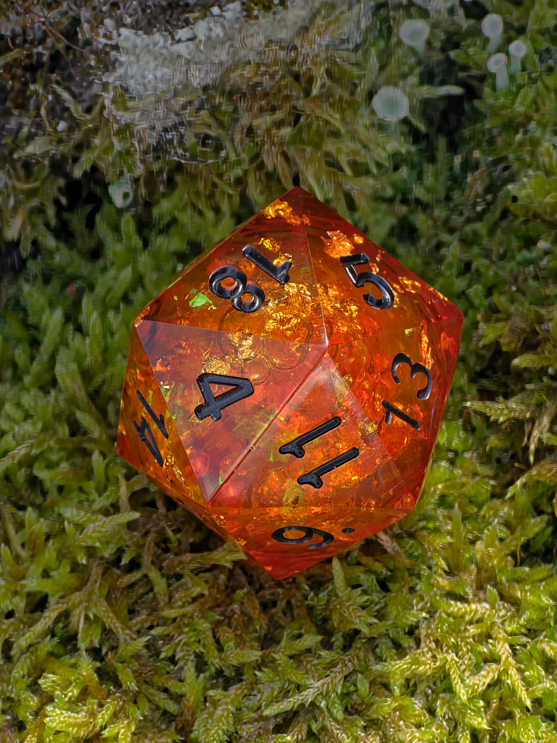 Detailaufnahme des „Amber Essence“ – zeigt schimmernde goldene Flakes im warmen bernsteinfarbenen Harz.  
Close-up of “Amber Essence” – showing shimmering golden flakes inside warm amber resin.