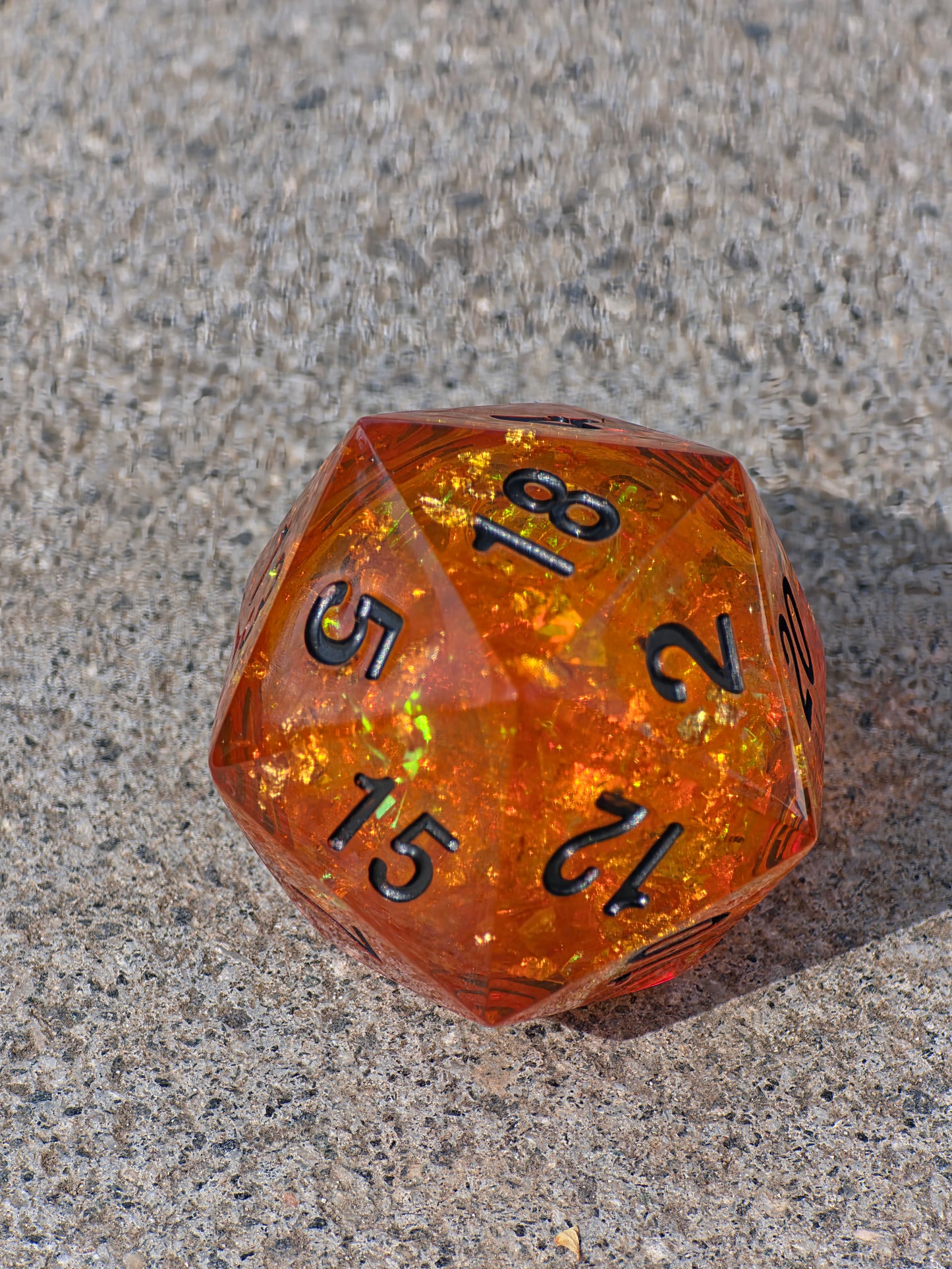 „Amber Essence“ in der Hand – leuchtendes Orange, flüssiger Kern und sonniger Glanz.  
“Amber Essence” held in hand – glowing orange, liquid core, and sunny golden shine.