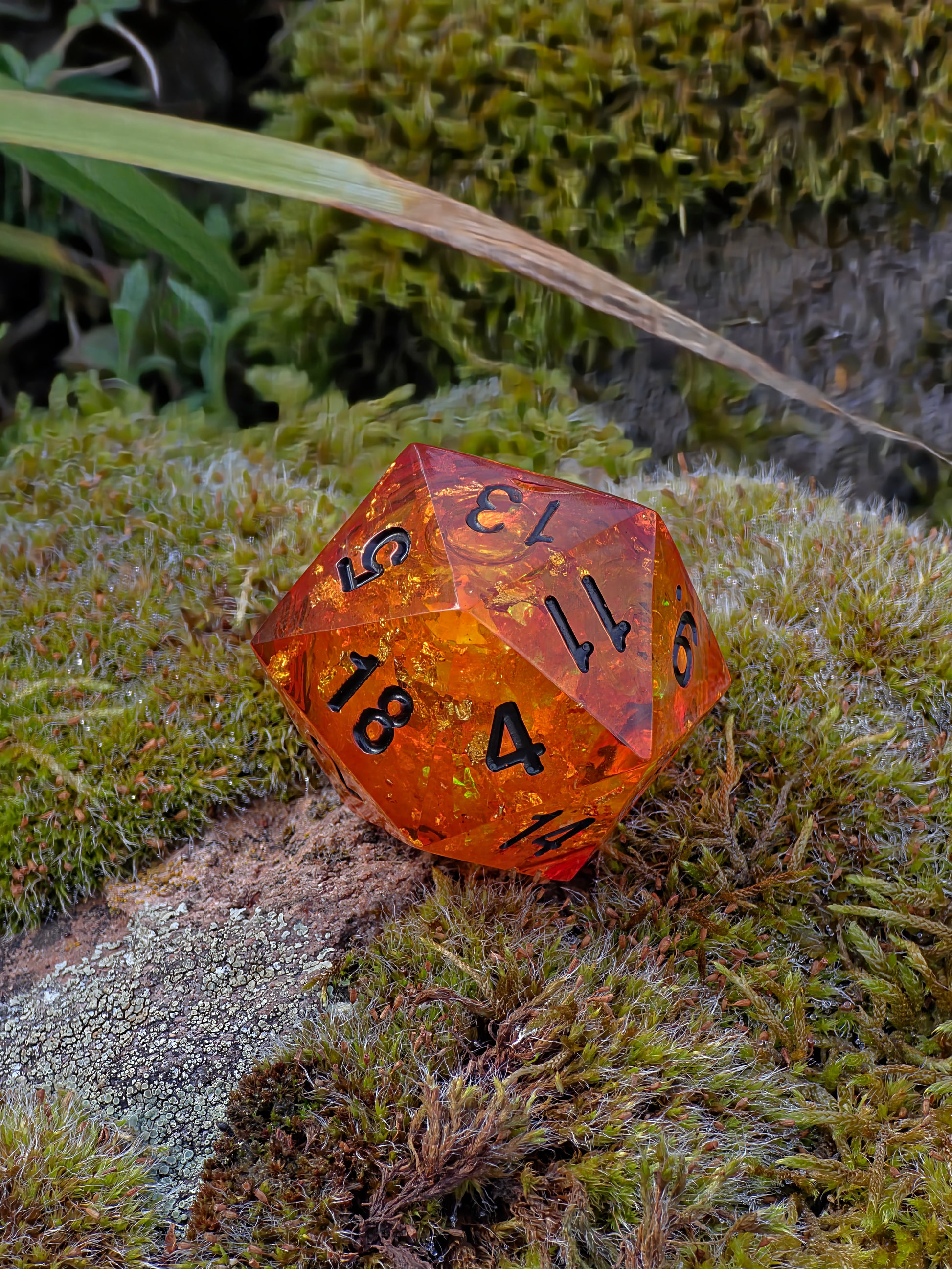 Studioaufnahme des „Amber Essence“ – klare Gravuren, polierte Oberfläche und tiefes Harzleuchten.  
Studio shot of “Amber Essence” – clear engravings, polished surface, and deep resin glow.