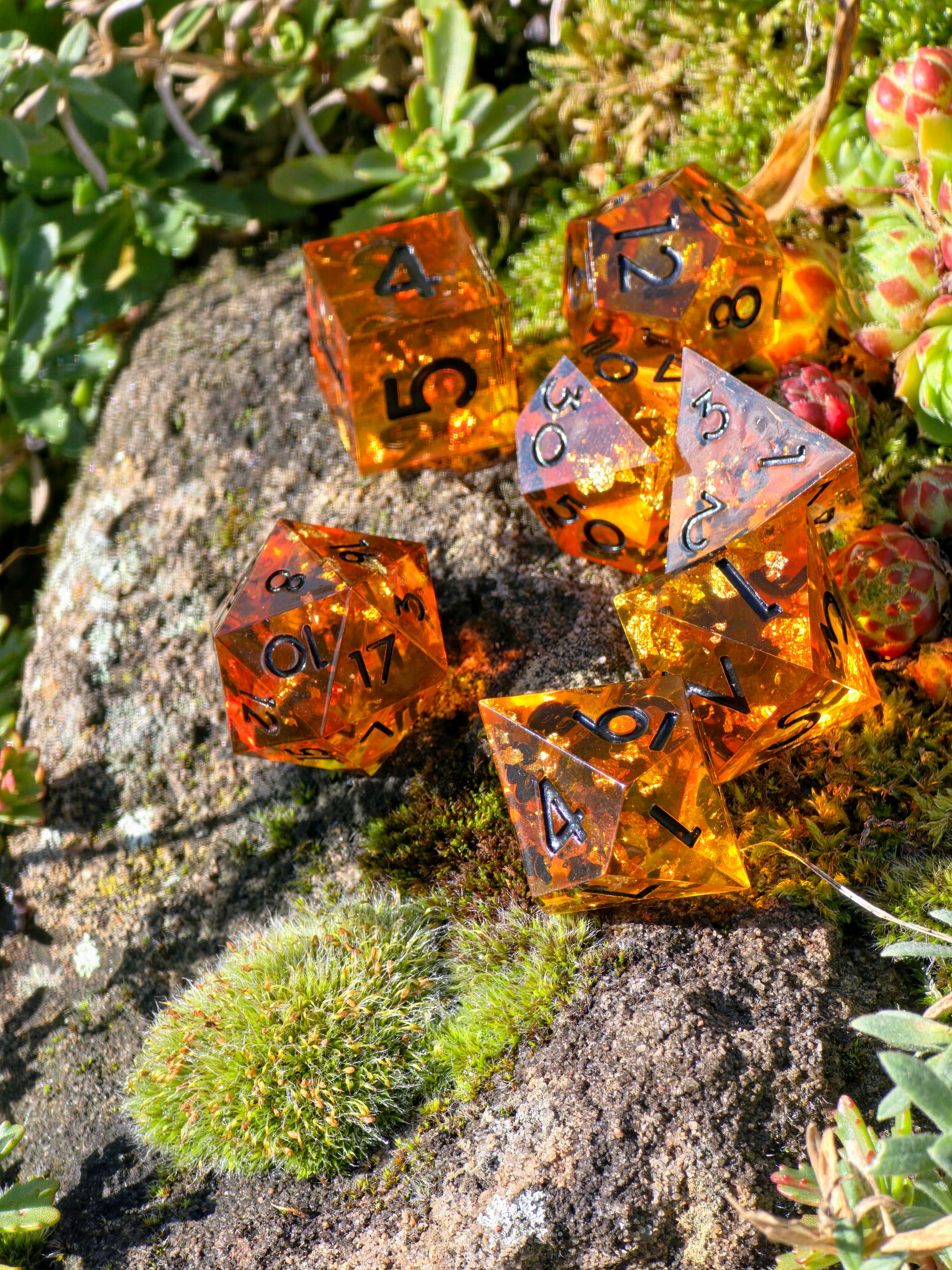 Detailaufnahme des „Amber Glow“ – warme Lichtreflexe und bernsteinartige Struktur.  
Close-up of “Amber Glow” – warm light reflections and amber-like structure.