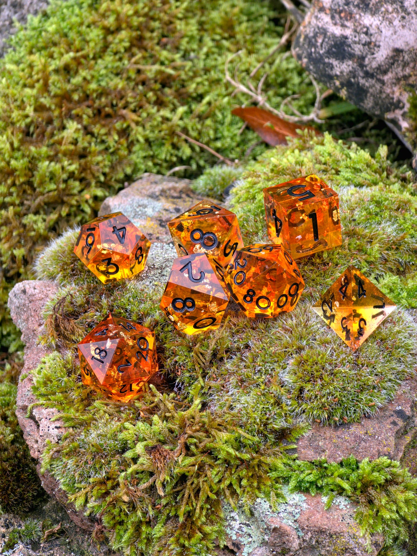 Handgemachtes DnD-Würfelset „Amber Glow“ – transparente Würfel in Gold und Orange im Bernstein-Look.  
Handmade DnD dice set “Amber Glow” – transparent gold and orange dice in amber look.