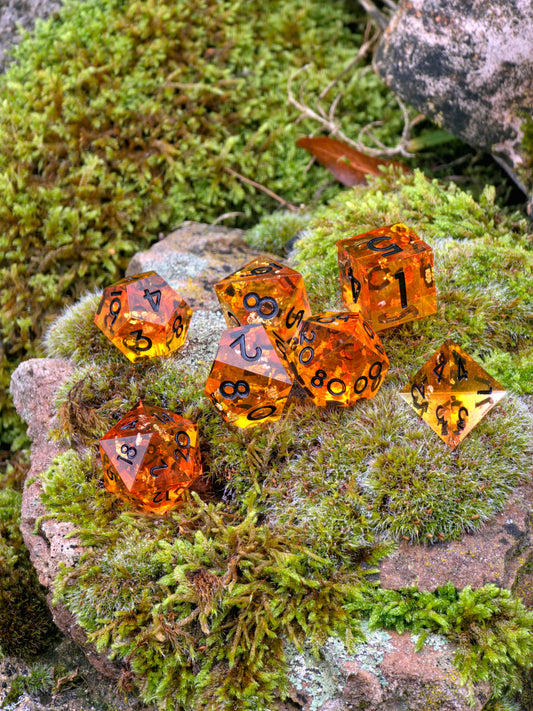 Handgemachtes DnD-Würfelset „Amber Glow“ – transparente Würfel in Gold und Orange im Bernstein-Look.  
Handmade DnD dice set “Amber Glow” – transparent gold and orange dice in amber look.