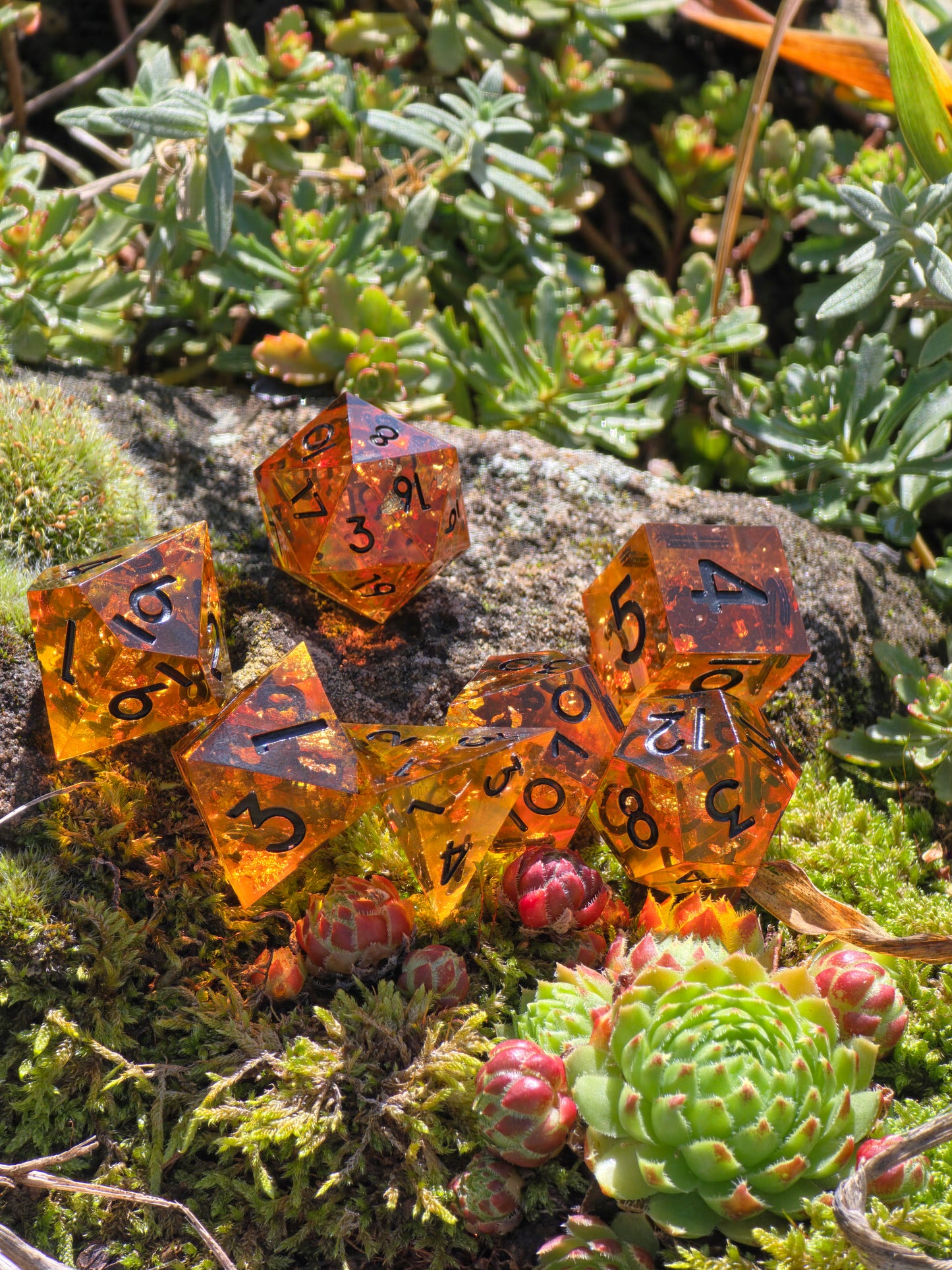 Studioaufnahme des „Amber Glow“ – klare Kanten, polierte Flächen und brillante Transparenz.  
Studio shot of “Amber Glow” – clear edges, polished surfaces and brilliant transparency.