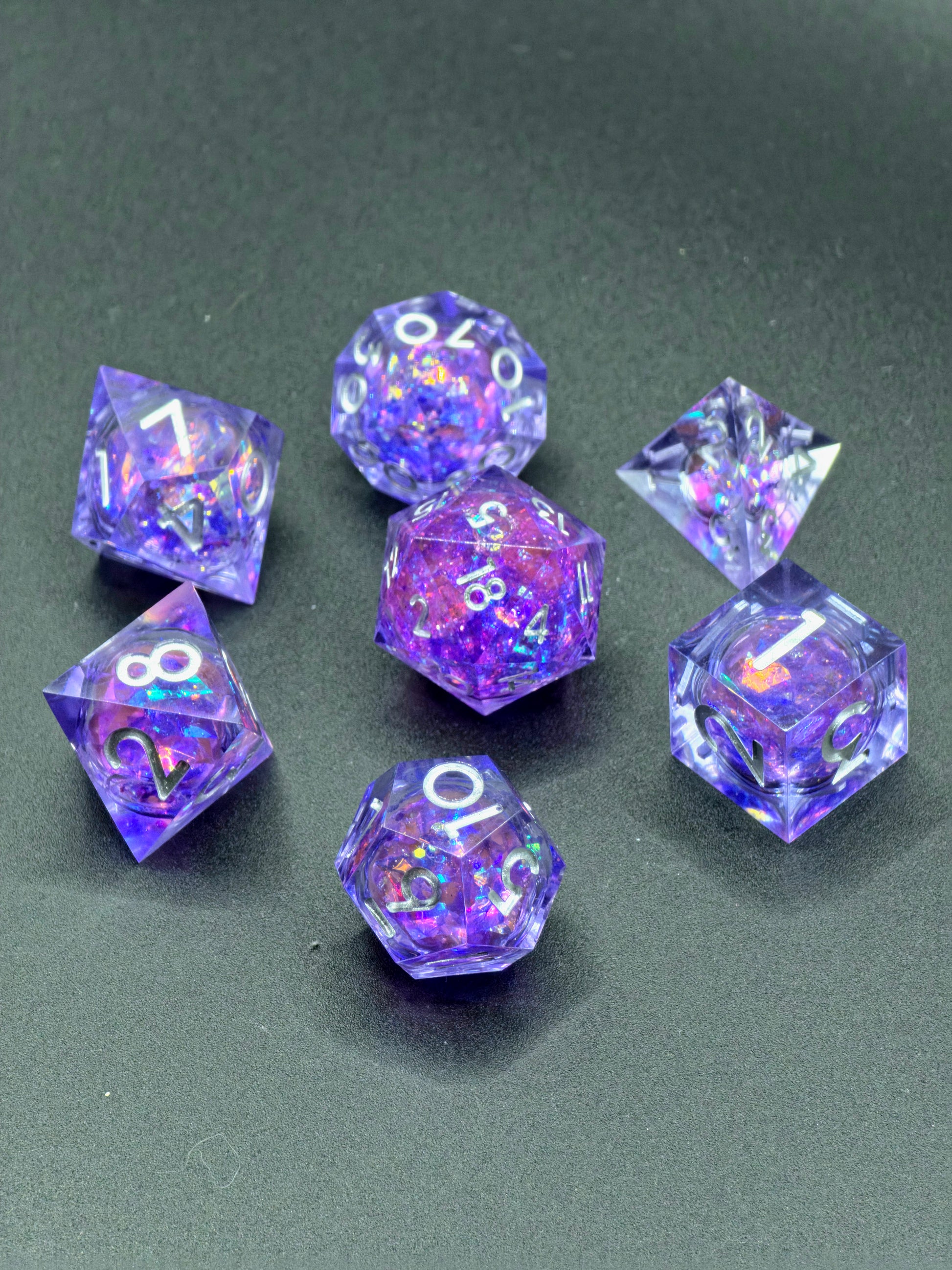 Detailaufnahme des „Amethyst Liquid Core“ Sets – zeigt die Bewegung des flüssigen Kerns und glitzernde Reflexe.  
Close-up of the “Amethyst Liquid Core” set – showing movement of the liquid core and sparkling reflections.