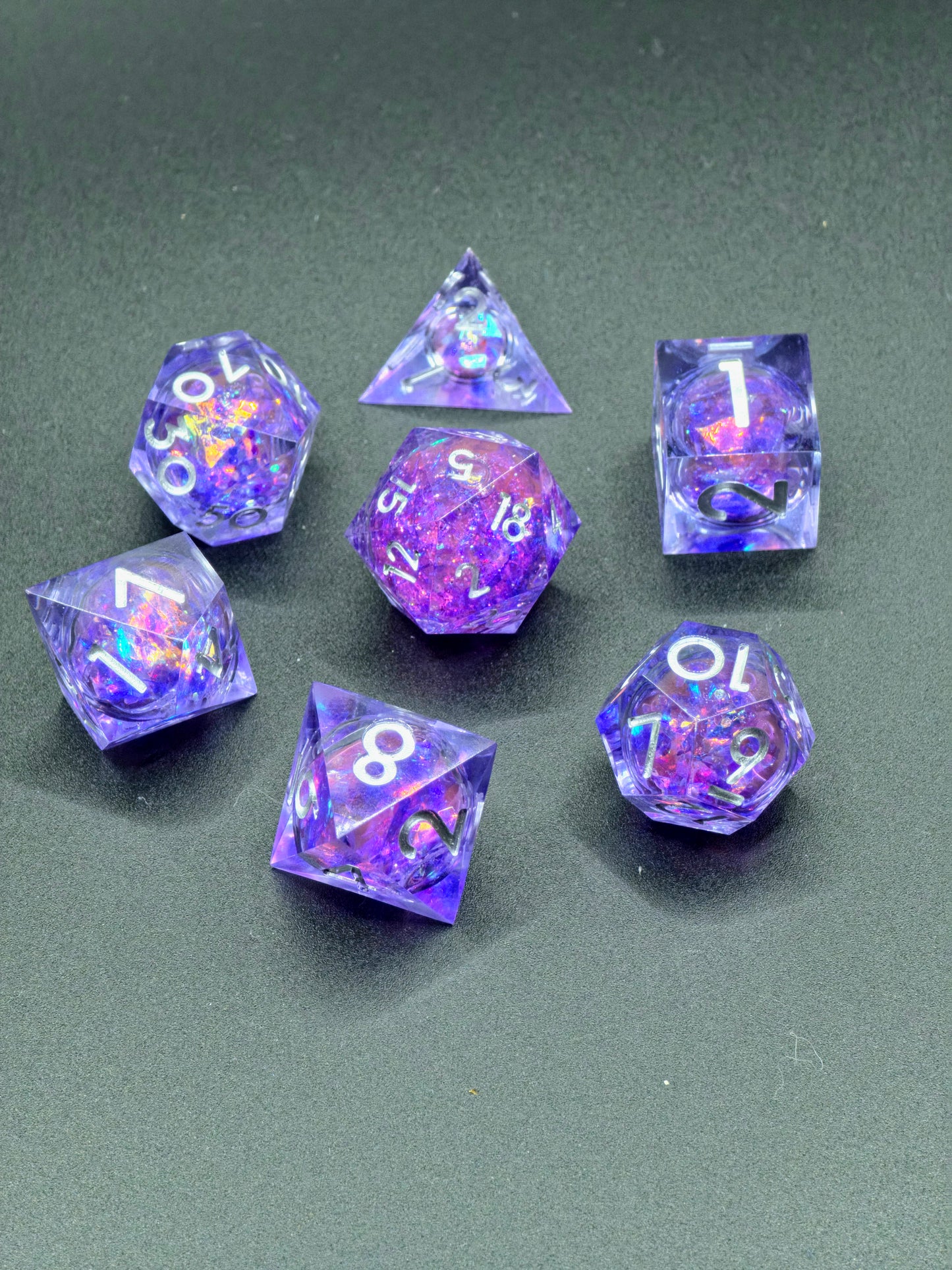 „Amethyst Liquid Core“ in der Hand – intensiver violetter Schimmer mit holografischen Highlights.  
“Amethyst Liquid Core” held in hand – intense violet shimmer with holographic highlights.