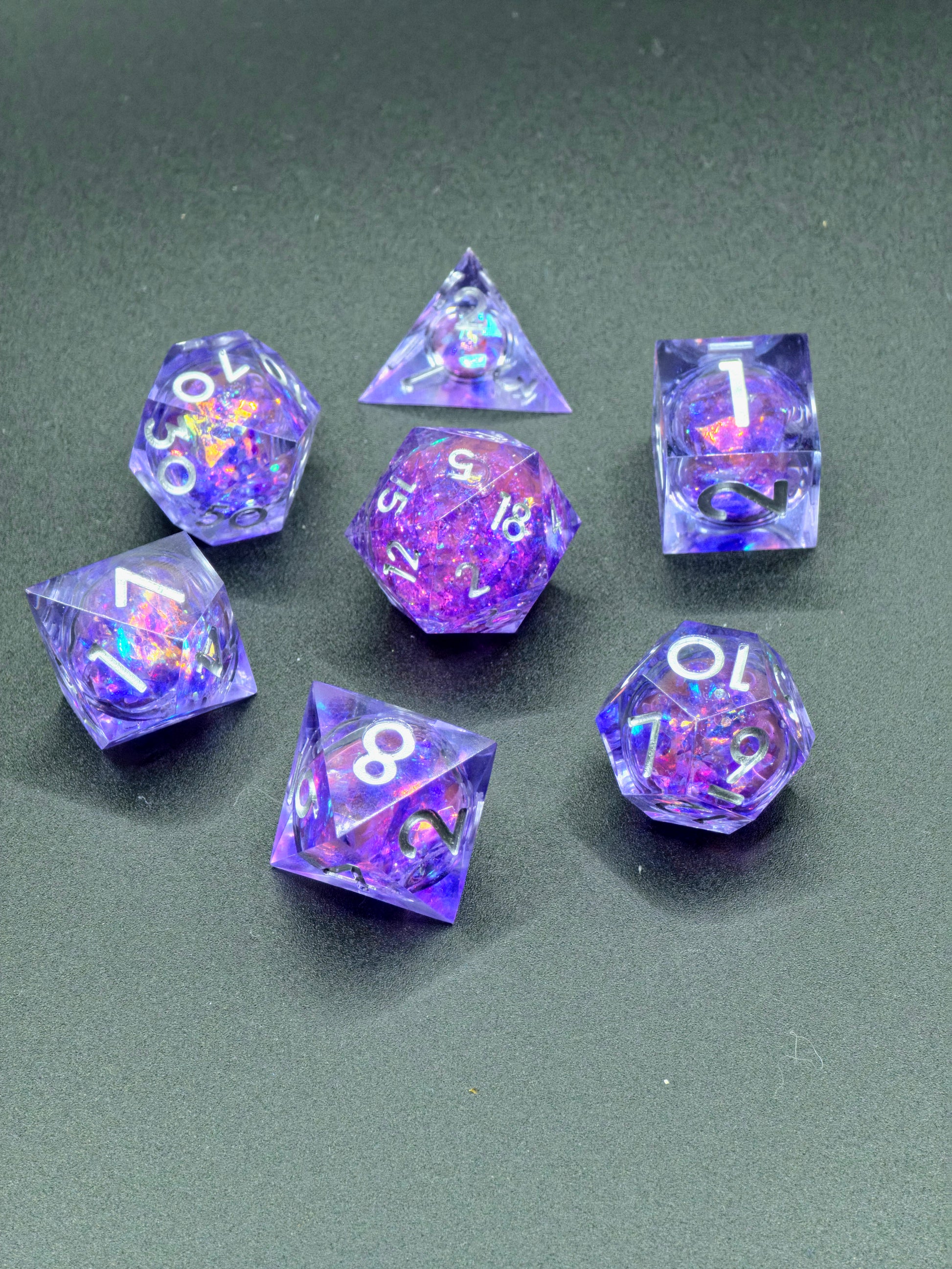 „Amethyst Liquid Core“ in der Hand – intensiver violetter Schimmer mit holografischen Highlights.  
“Amethyst Liquid Core” held in hand – intense violet shimmer with holographic highlights.