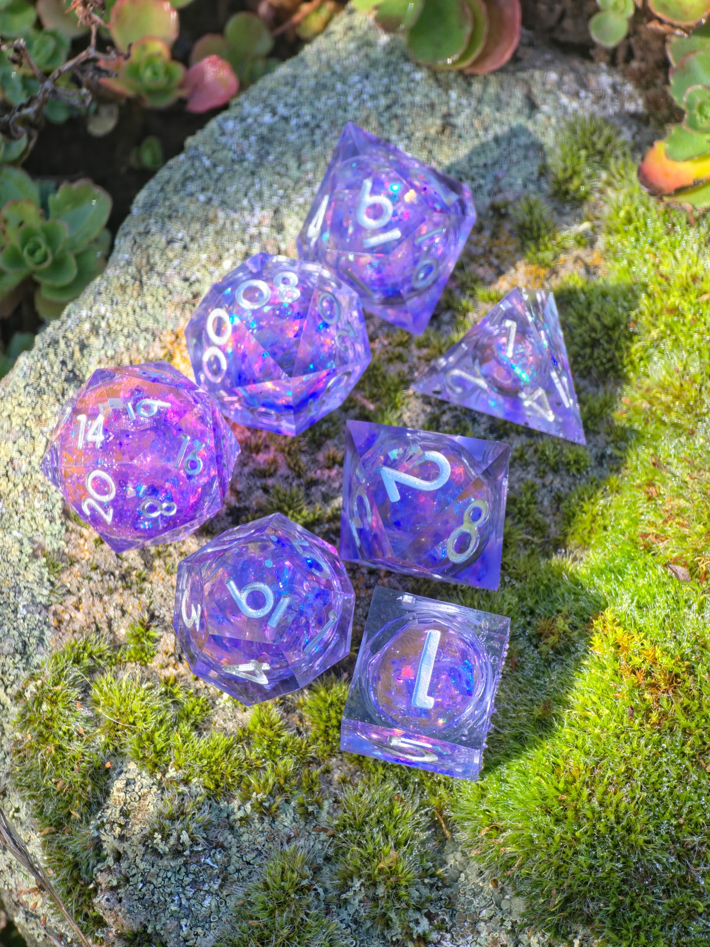 Handgemachtes DnD Würfelset „Amethyst Liquid Core“ – 7 Stück mit flüssigem Kern und holografischem Glanz.  
Handmade DnD dice set “Amethyst Liquid Core” – 7 pieces with liquid core and holographic shine.