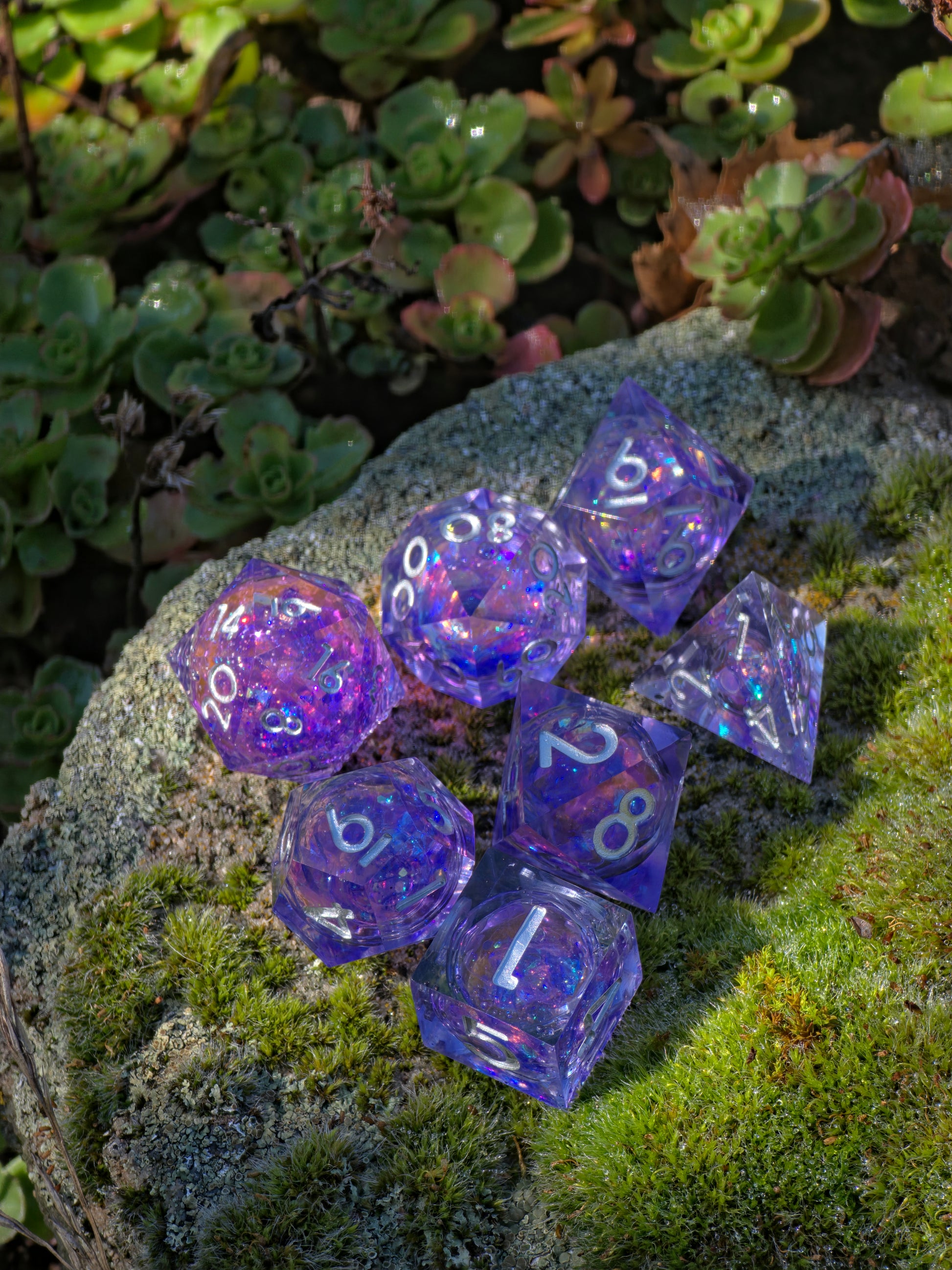„Amethyst Liquid Core“ auf Naturhintergrund – das violette Harz leuchtet wie ein Juwel im Sonnenlicht.  
“Amethyst Liquid Core” on natural background – violet resin glowing like a gem under sunlight.