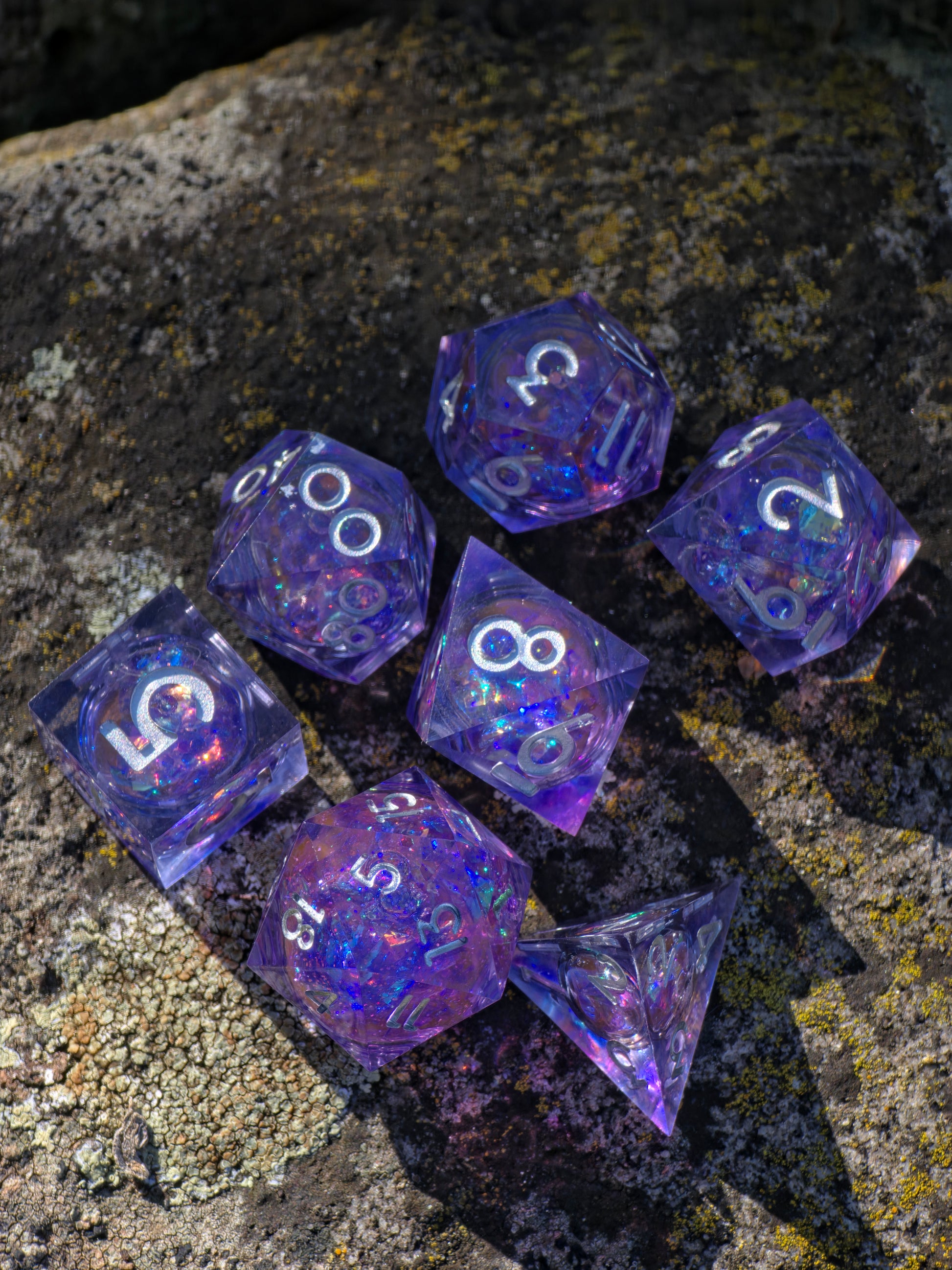 Perspektivaufnahme des „Amethyst Liquid Core“ – betont Tiefe, Lichtreflexe und das flüssige Zentrum.  
Perspective view of the “Amethyst Liquid Core” – highlighting depth, reflections and the liquid core.