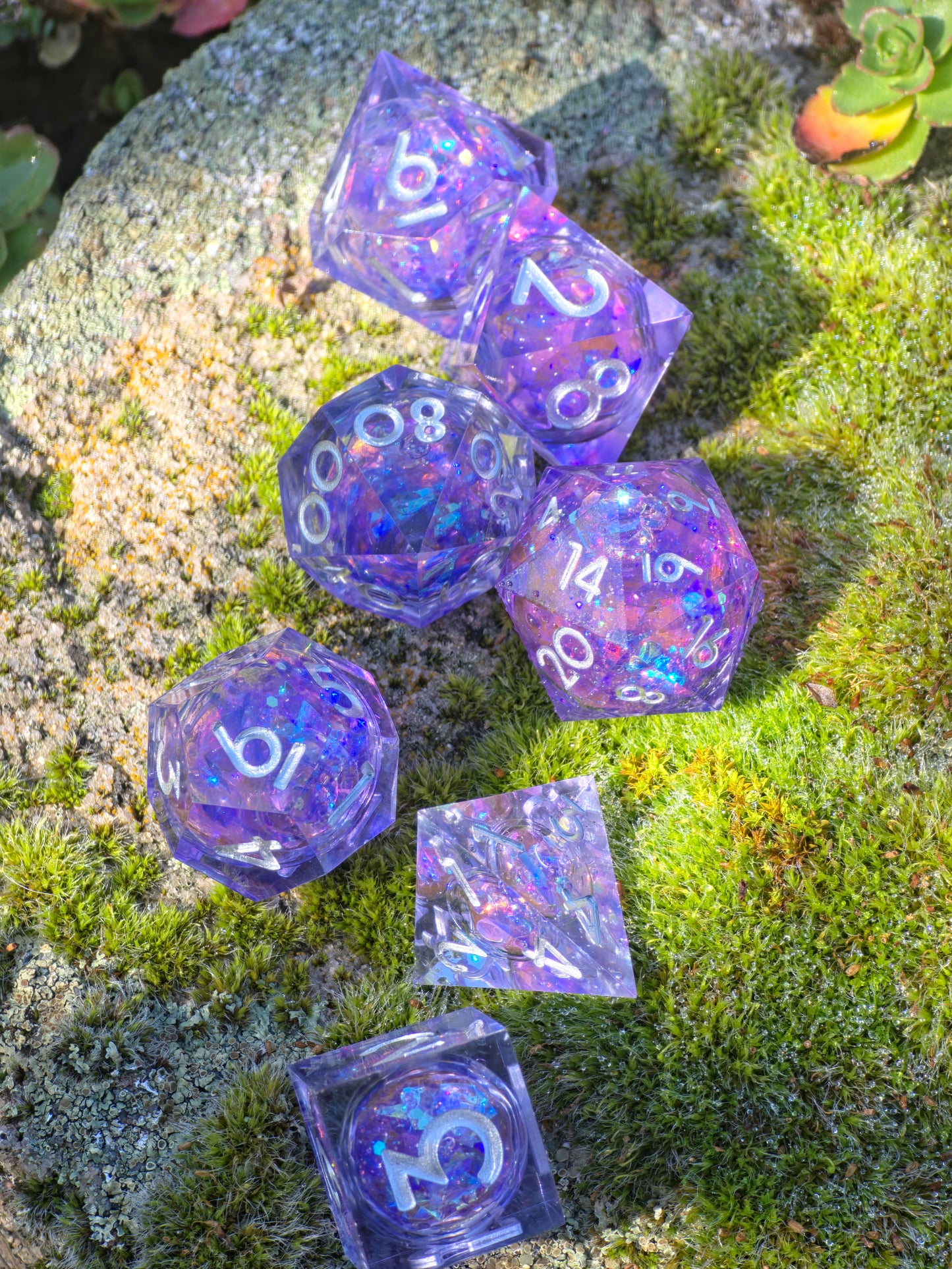 Studioaufnahme des „Amethyst Liquid Core“ – perfekte Gravuren, glatte Flächen und brillanter Glanz.  
Studio shot of the “Amethyst Liquid Core” – precise engravings, smooth facets and brilliant shine.