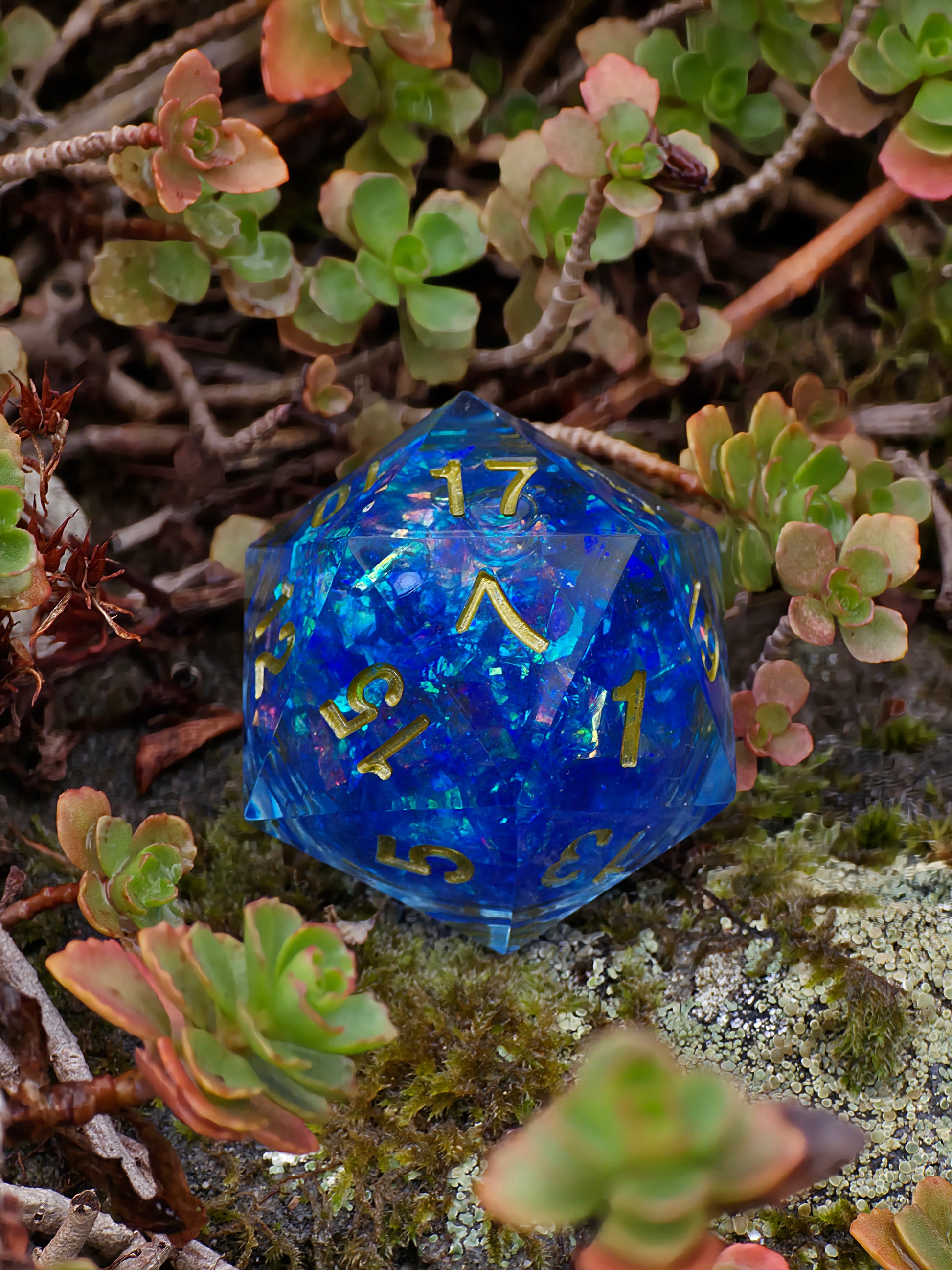 Detailaufnahme des „Arcane Energy“ – zeigt den flüssigen Kern mit funkelnden Goldpartikeln und magischer Tiefe.  
Close-up of “Arcane Energy” – showing liquid core with sparkling gold particles and magical depth.