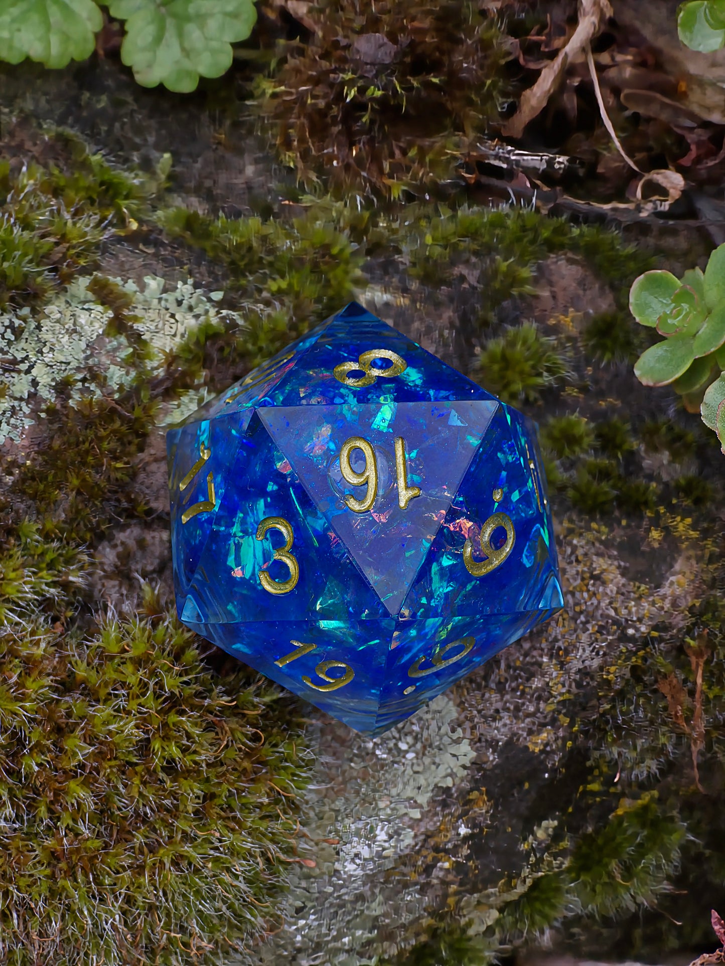 „Arcane Energy“ in der Hand – intensives Blau, goldenes Lichtspiel und hypnotischer Flüssigkeitskern.  
“Arcane Energy” held in hand – intense blue, golden light reflections, and a hypnotic liquid core.