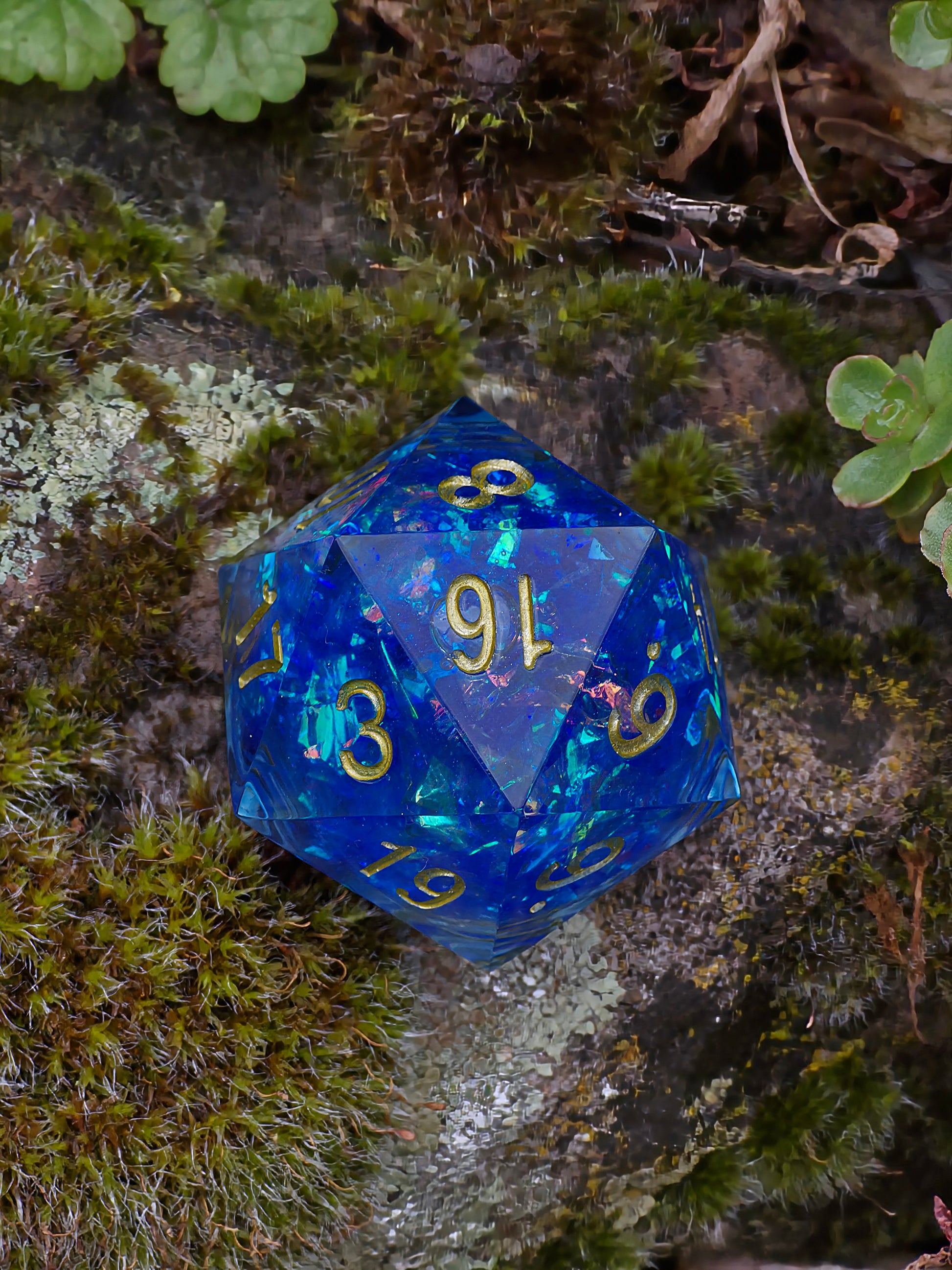 „Arcane Energy“ in der Hand – intensives Blau, goldenes Lichtspiel und hypnotischer Flüssigkeitskern.  
“Arcane Energy” held in hand – intense blue, golden light reflections, and a hypnotic liquid core.