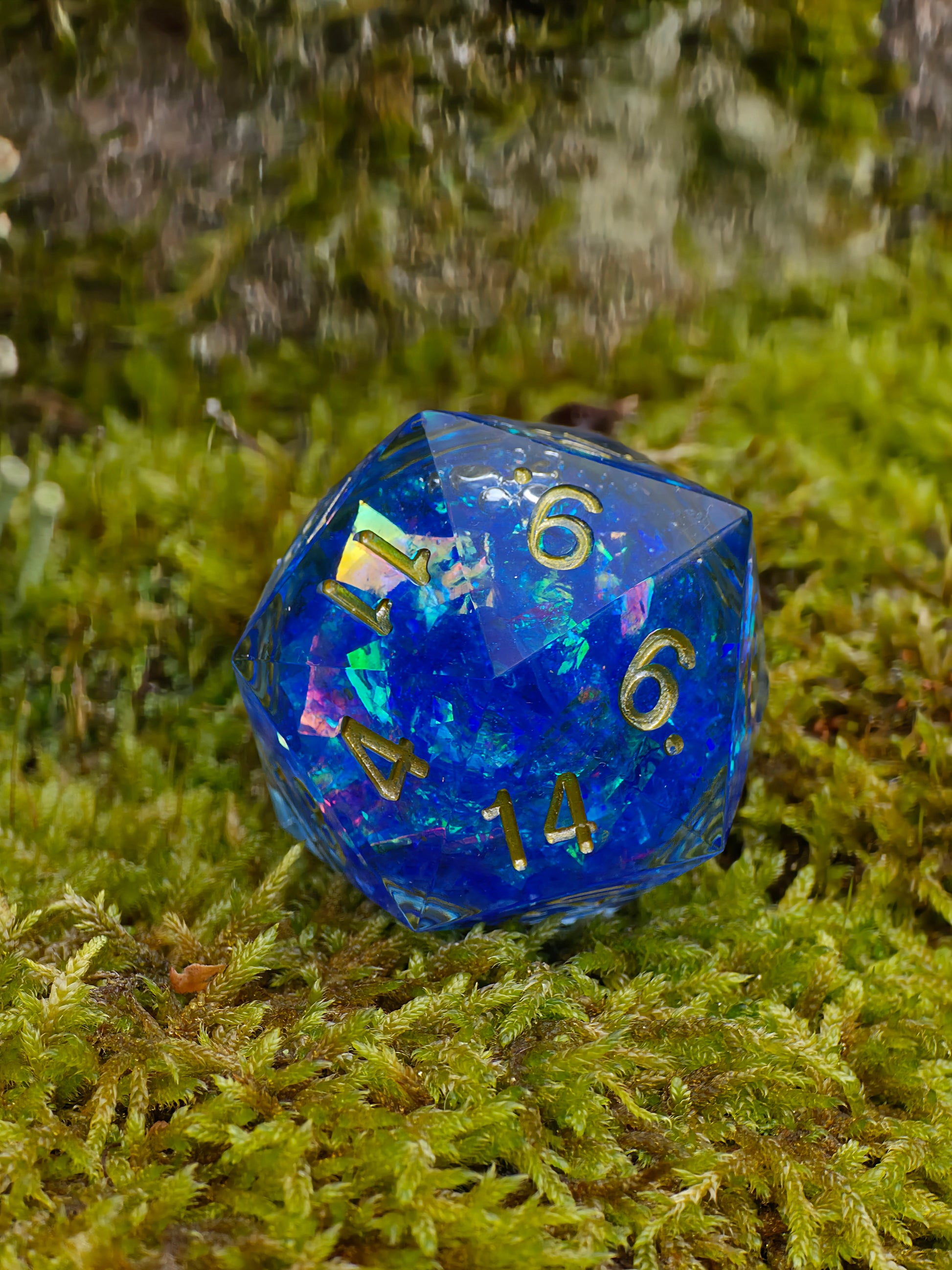 „Arcane Energy“ auf Naturgrund – leuchtendes Blau trifft auf goldene Reflexe im Sonnenlicht.  
“Arcane Energy” on natural background – radiant blue meets golden reflections in sunlight.