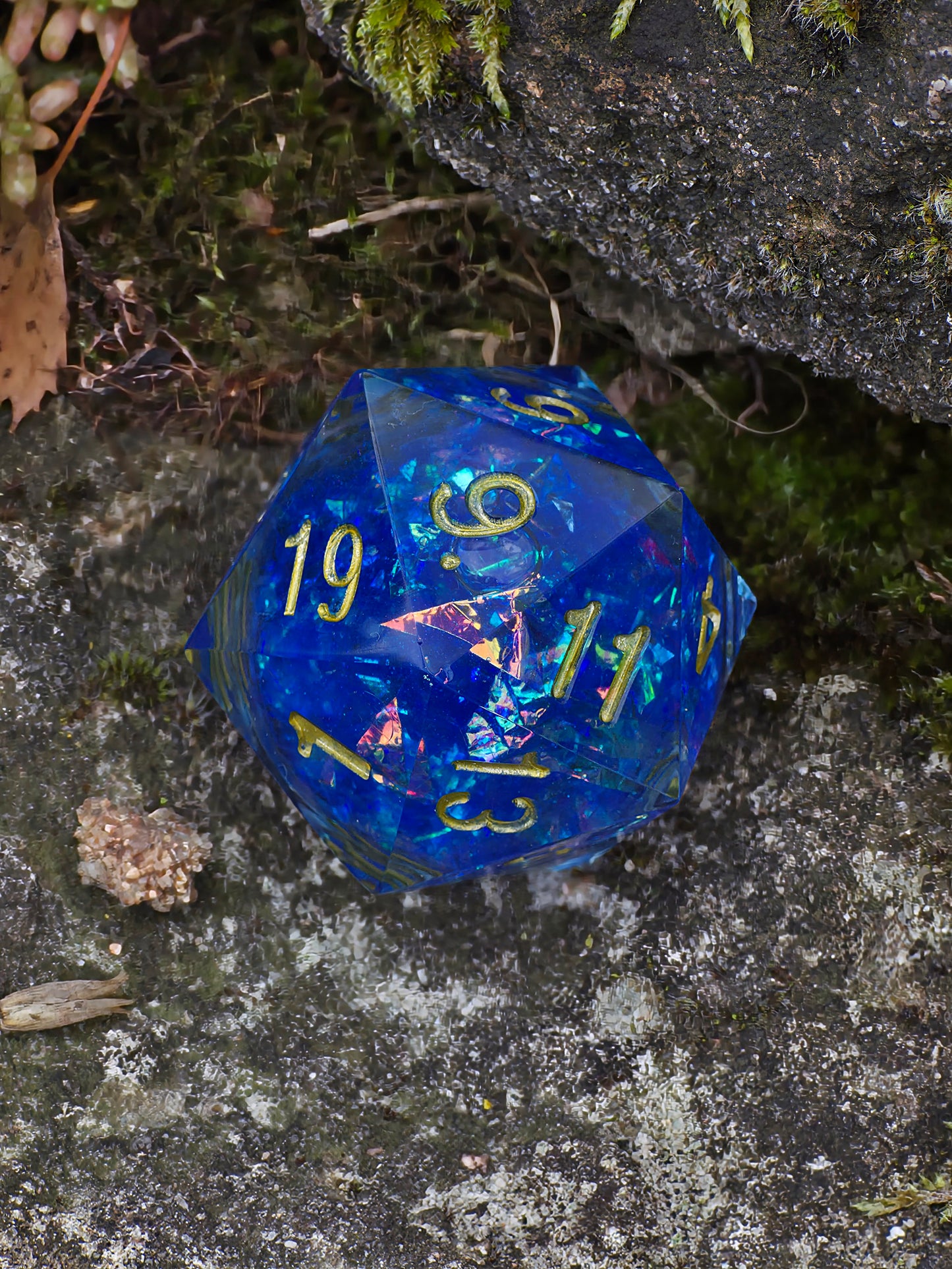 Studioaufnahme des „Arcane Energy“ – präzise Gravuren, glatte Flächen und brillanter Glanz.  
Studio shot of “Arcane Energy” – precise engravings, smooth surfaces, and brilliant shine.