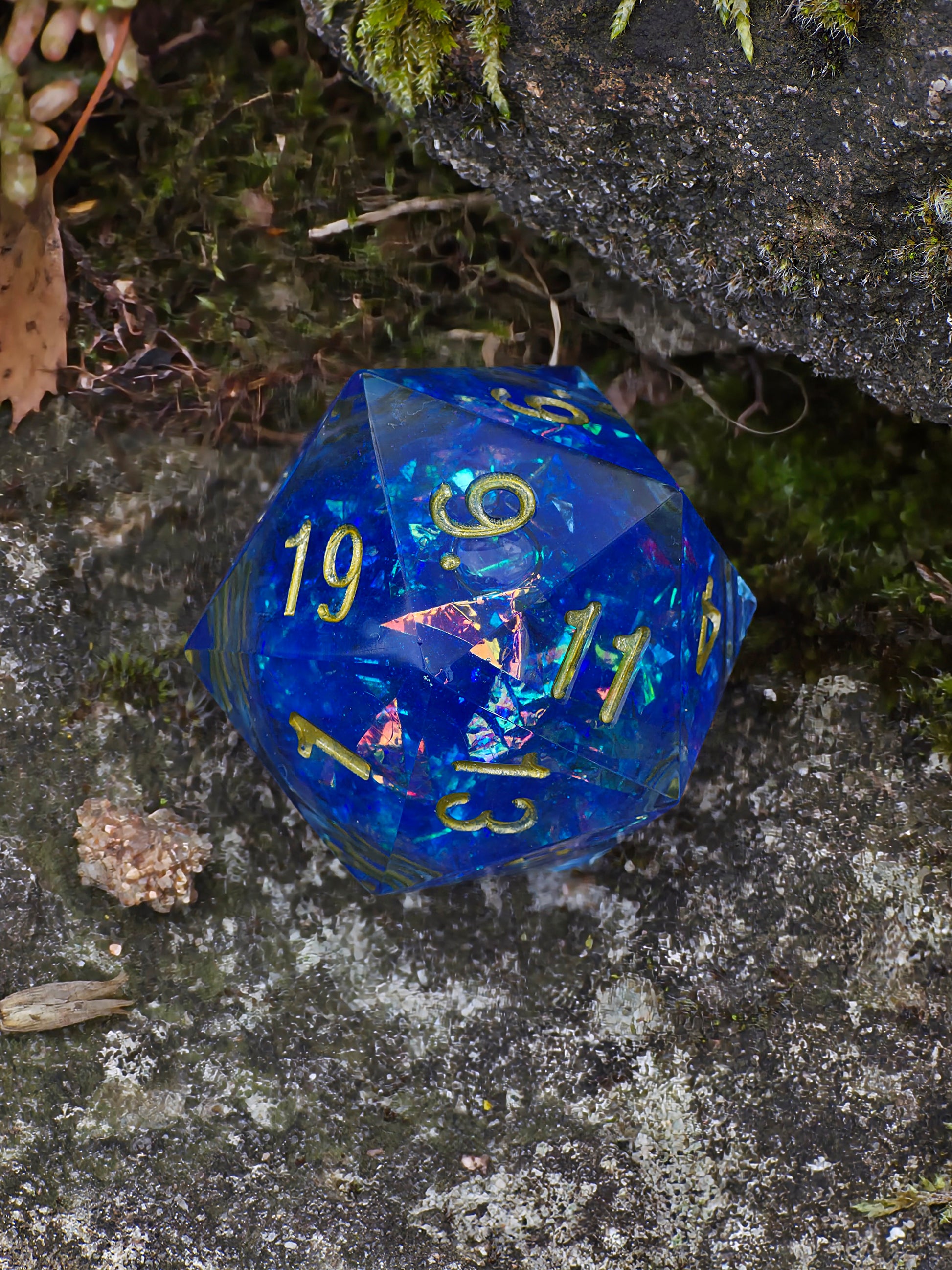 Studioaufnahme des „Arcane Energy“ – präzise Gravuren, glatte Flächen und brillanter Glanz.  
Studio shot of “Arcane Energy” – precise engravings, smooth surfaces, and brilliant shine.