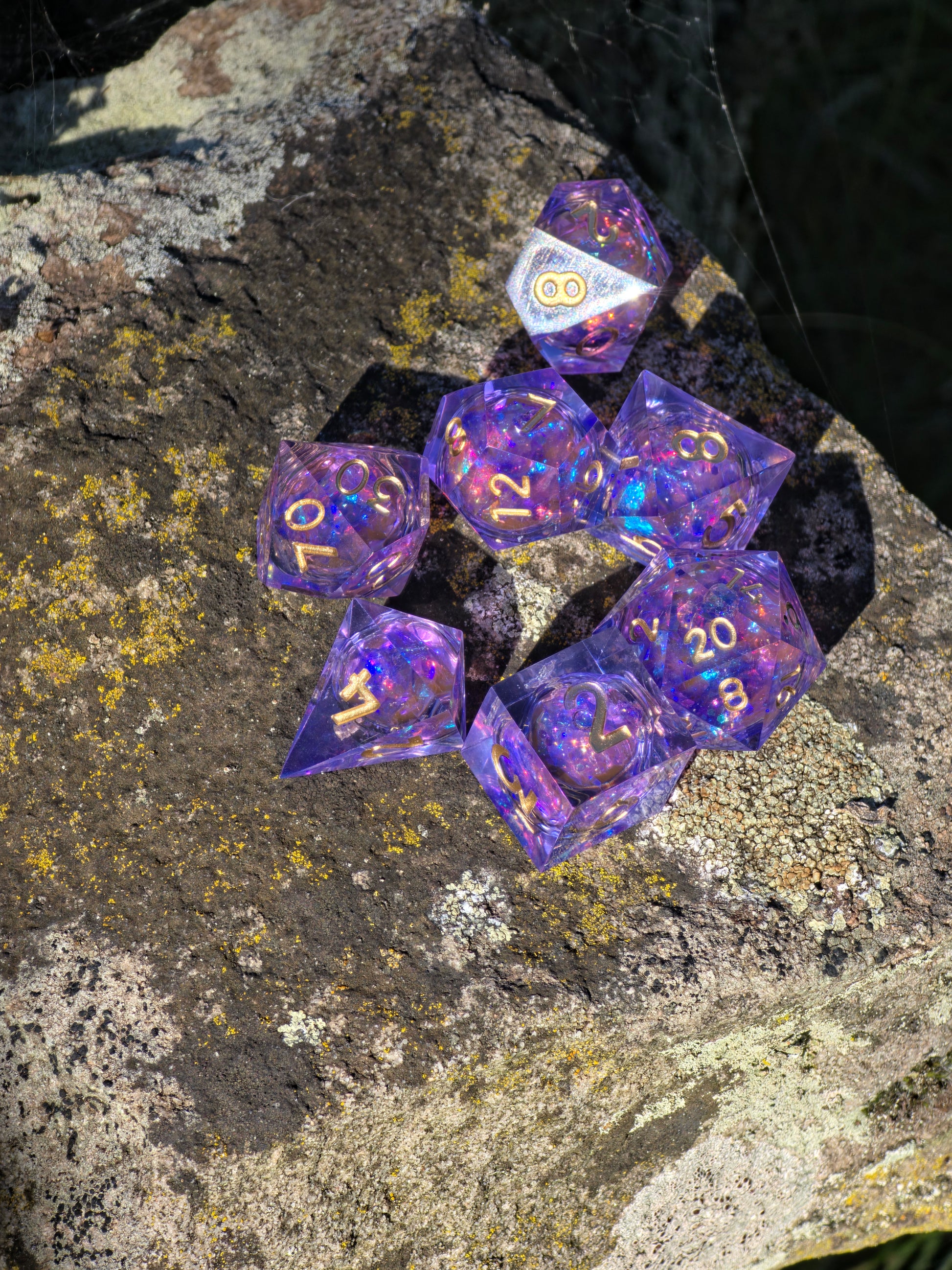 Detailaufnahme des „Aurora Amethyst Liquid Core“ – flüssiger Kern mit schimmernden Partikeln.  
Close-up of “Aurora Amethyst Liquid Core” – liquid core with shimmering particles inside.