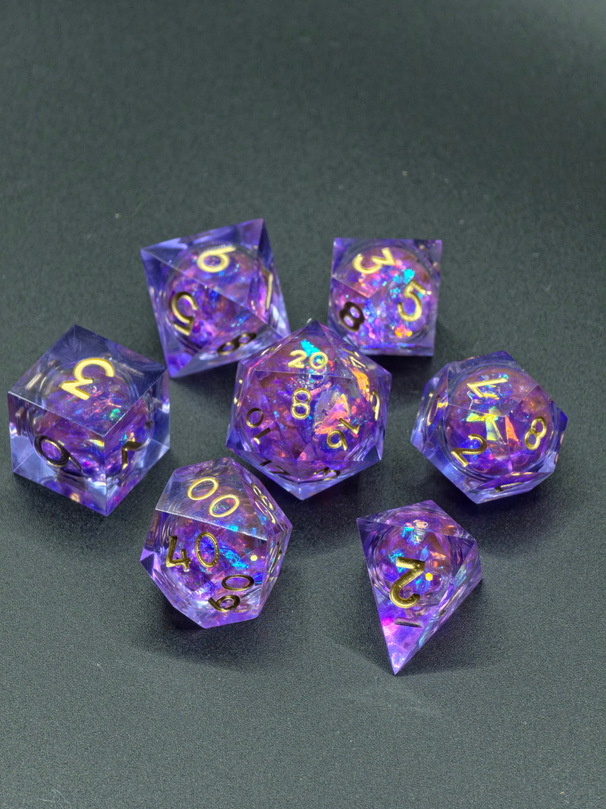 „Aurora Amethyst Liquid Core“ in der Hand – zeigt Tiefe, Glanz und goldene Zahlen.  
“Aurora Amethyst Liquid Core” held in hand – shows depth, shimmer and golden numbers.