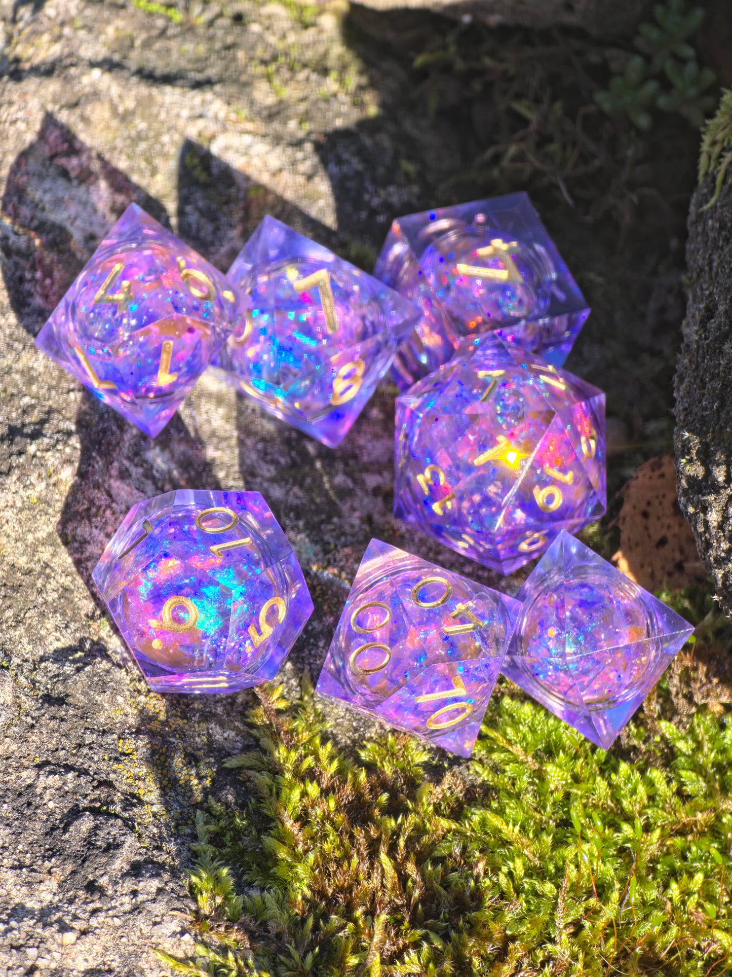 Handgemachtes DnD-Würfelset „Aurora Amethyst Liquid Core“ – violett-blaue Würfel mit goldenem Schimmer.  
Handmade DnD dice set “Aurora Amethyst Liquid Core” – violet-blue resin dice with golden glow.
