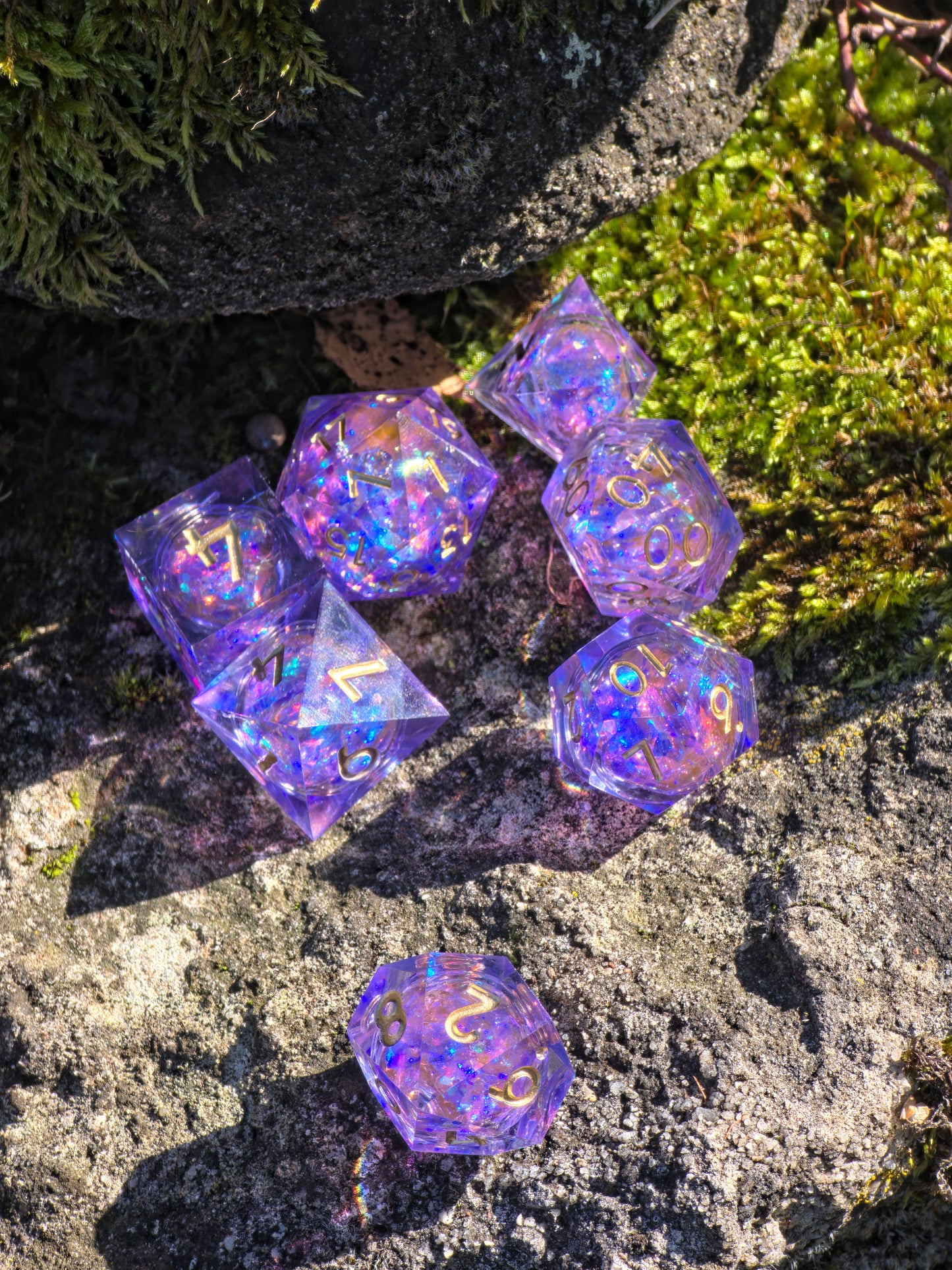 „Aurora Amethyst Liquid Core“ im Sonnenlicht – violett-goldenes Leuchten wie Polarlichter.  
“Aurora Amethyst Liquid Core” in sunlight – violet-golden glow reminiscent of aurora lights.