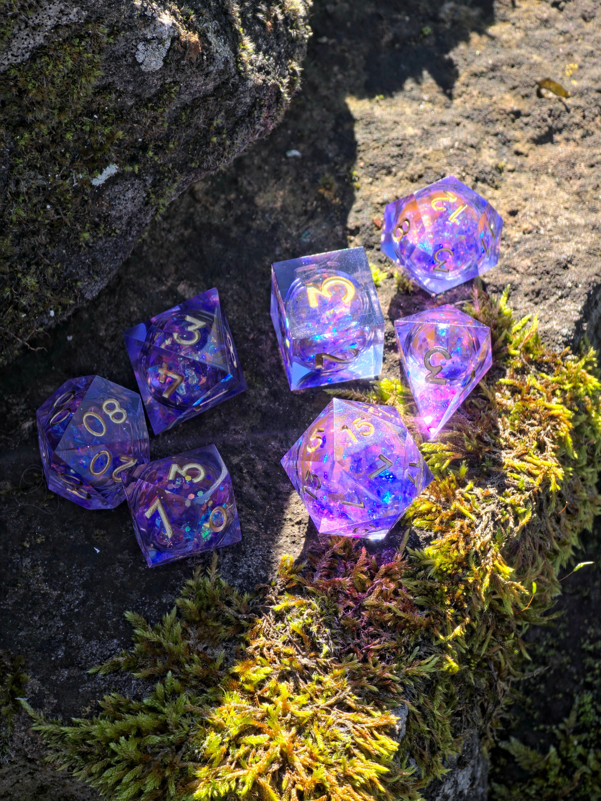 Studioaufnahme des „Aurora Amethyst Liquid Core“ – perfekt polierte Facetten und magisches Farbspiel.  
Studio shot of “Aurora Amethyst Liquid Core” – perfectly polished facets and magical color transitions.