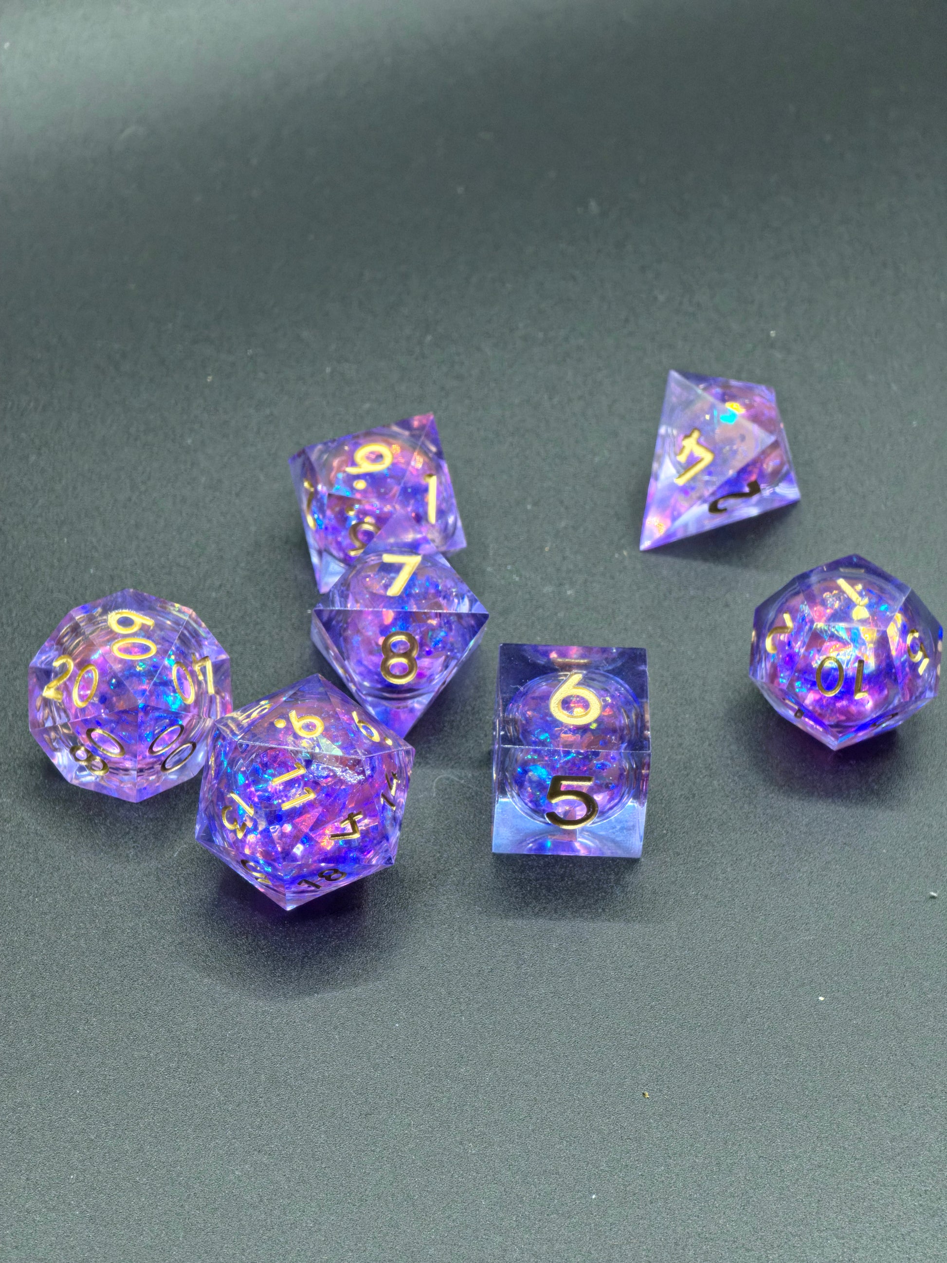 Studioaufnahme des „Aurora Amethyst Liquid Core“ – perfekt polierte Facetten und magisches Farbspiel.  
Studio shot of “Aurora Amethyst Liquid Core” – perfectly polished facets and magical color transitions.