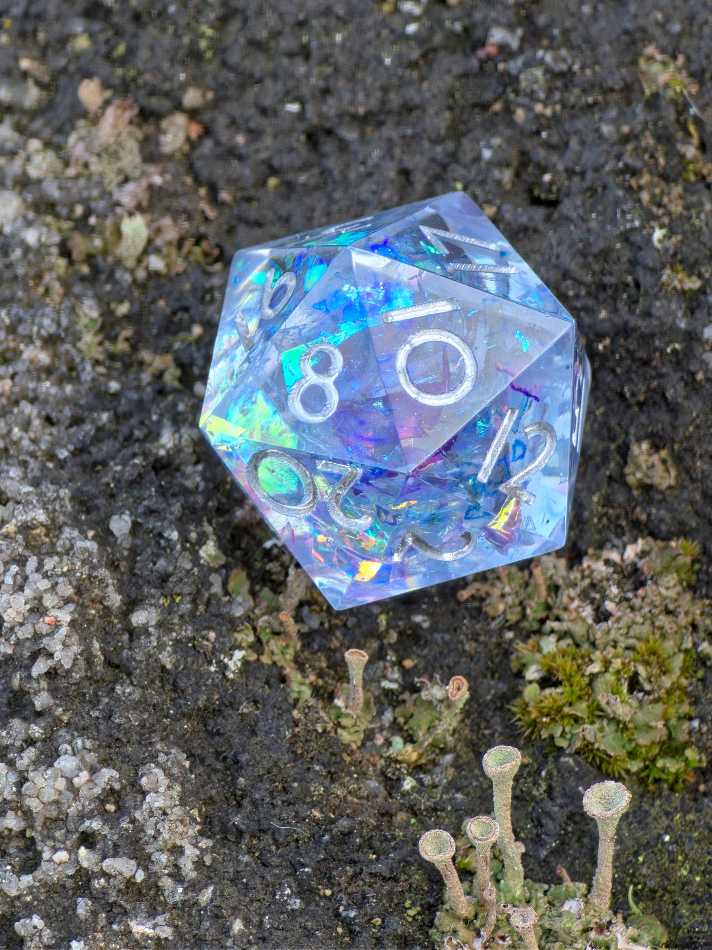 „Aurora Crystal“ auf Naturstein – das transparente Harz fängt Licht wie ein gefrorener Edelstein.  
“Aurora Crystal” on natural stone – transparent resin catching light like a frozen gemstone.