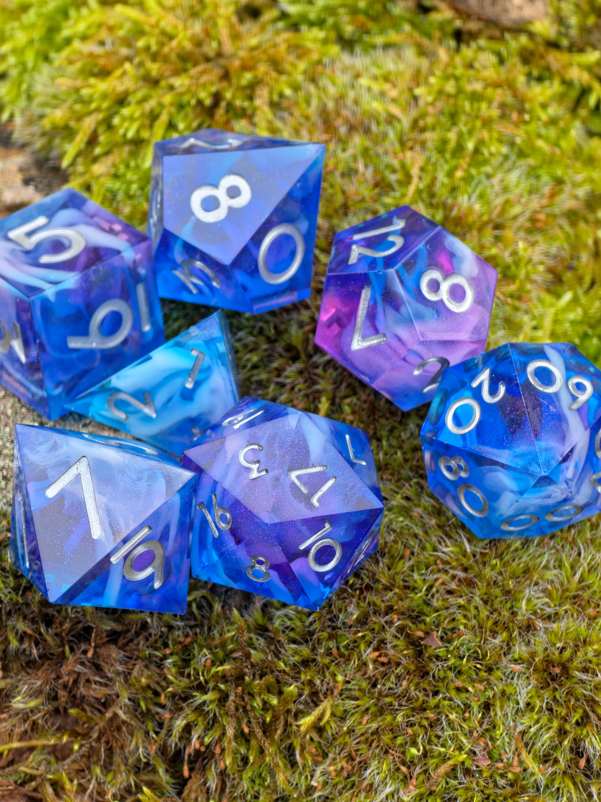 „Aurora Nebula – Mystic Sky“ in der Hand – schimmernde Blautöne mit zarten Rosanuancen.  
“Aurora Nebula – Mystic Sky” held in hand – shimmering blues with delicate pink shades.