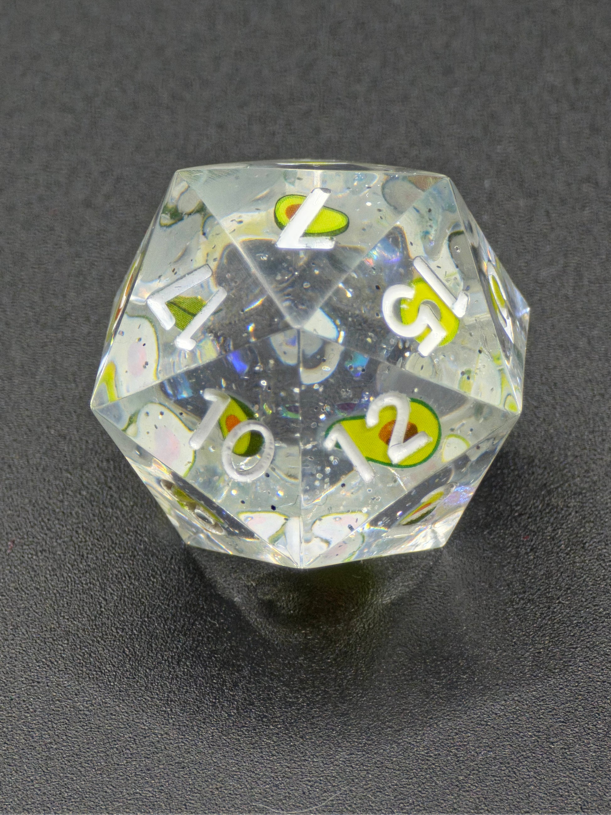 „Avocado D20“ auf Naturstein – harmonischer Kontrast zwischen klarer Transparenz und rustikaler Oberfläche.  
“Avocado D20” on natural stone – harmonious contrast between clear transparency and rustic surface.