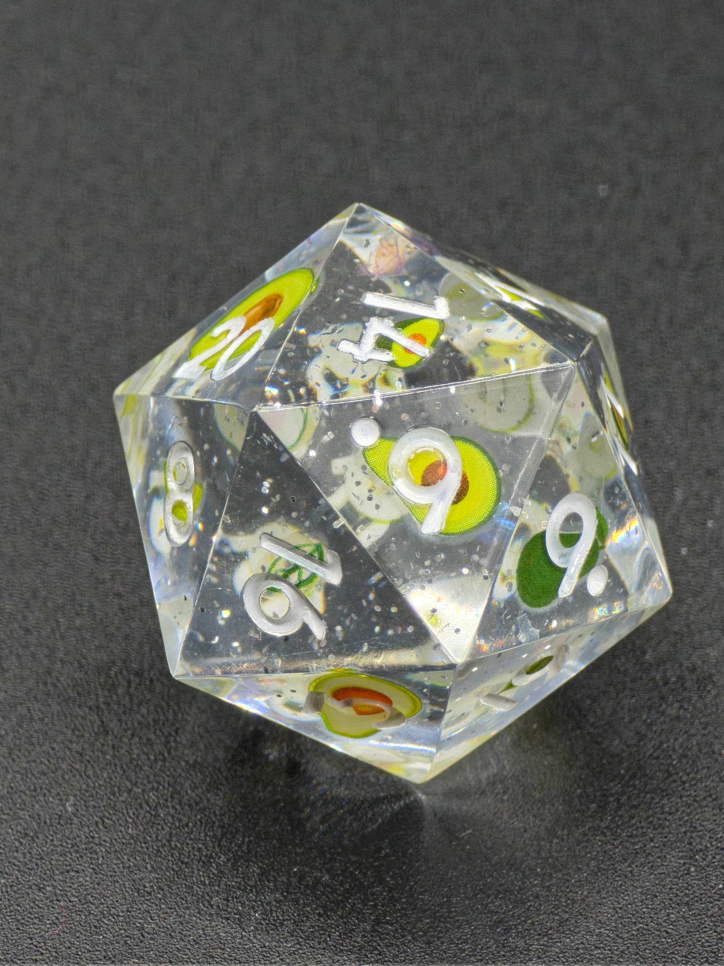 Studioaufnahme des „Avocado D20“ – klare Gravuren, hellgelbe Zahlen und brillante Transparenz.  
Studio shot of the “Avocado D20” – clear engravings, light yellow numbers and brilliant transparency.
