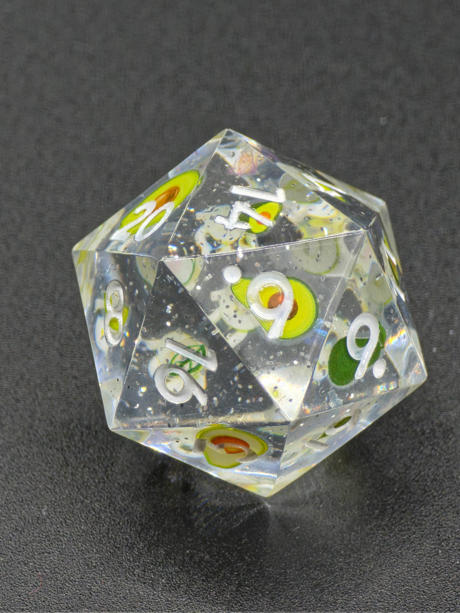 Studioaufnahme des „Avocado D20“ – klare Gravuren, hellgelbe Zahlen und brillante Transparenz.  
Studio shot of the “Avocado D20” – clear engravings, light yellow numbers and brilliant transparency.