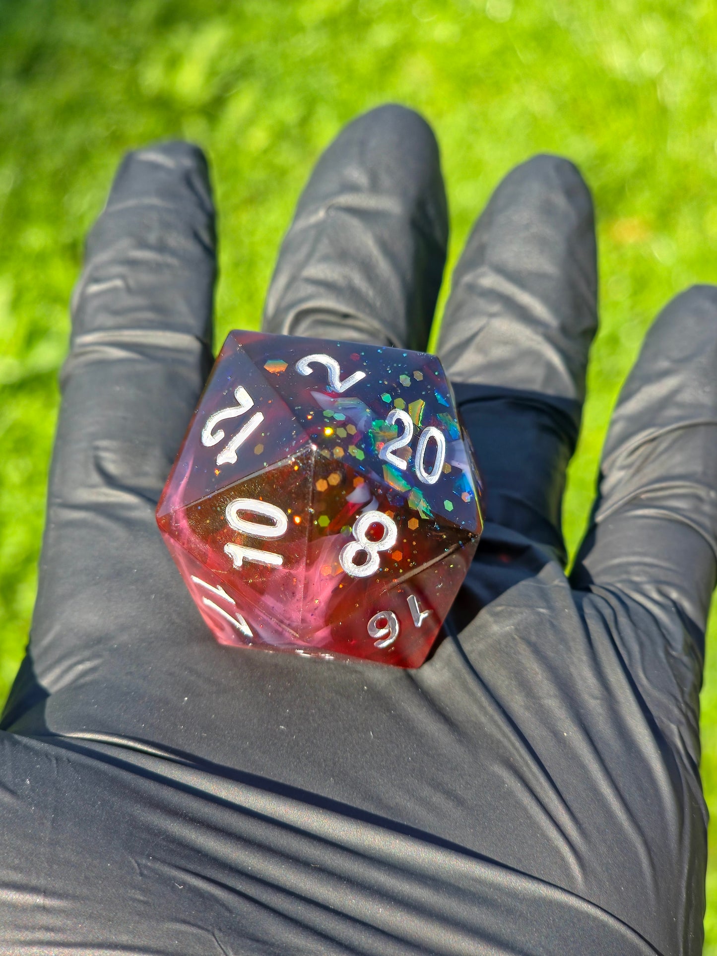 Detailaufnahme des „Blood & Mist“ – fließende Farbverläufe von Blutrot zu Weißgrau mit mystischem Nebeleffekt.  
Close-up of “Blood & Mist” – flowing gradients from blood red to white-gray with mystical mist effect.