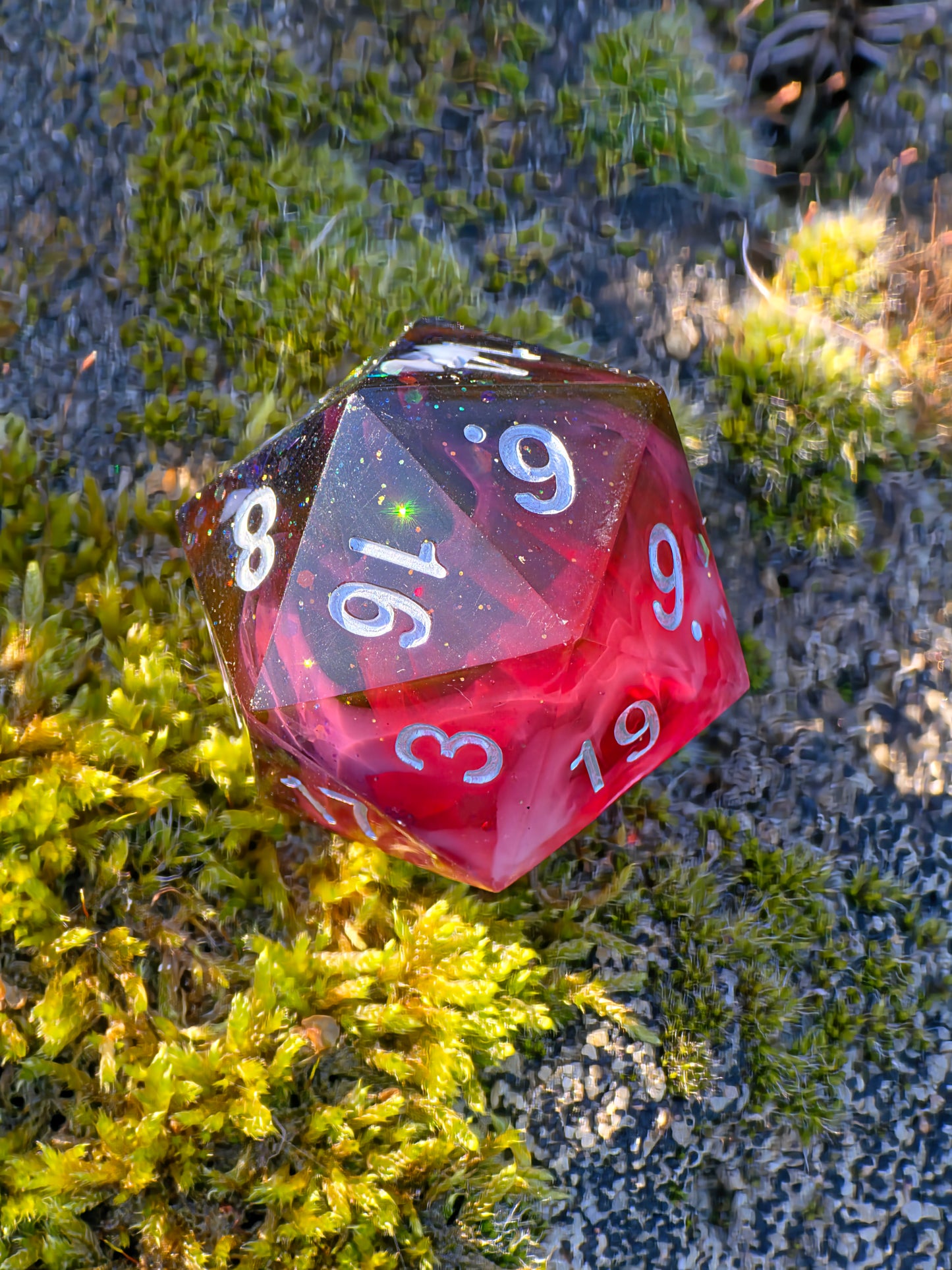 Handgemachter D20 „Blood & Mist“ – großer Gothic-Würfel in Rot, Schwarz und Nebelweiß.  
Handmade D20 “Blood & Mist” – large gothic die in red, black, and misty white.