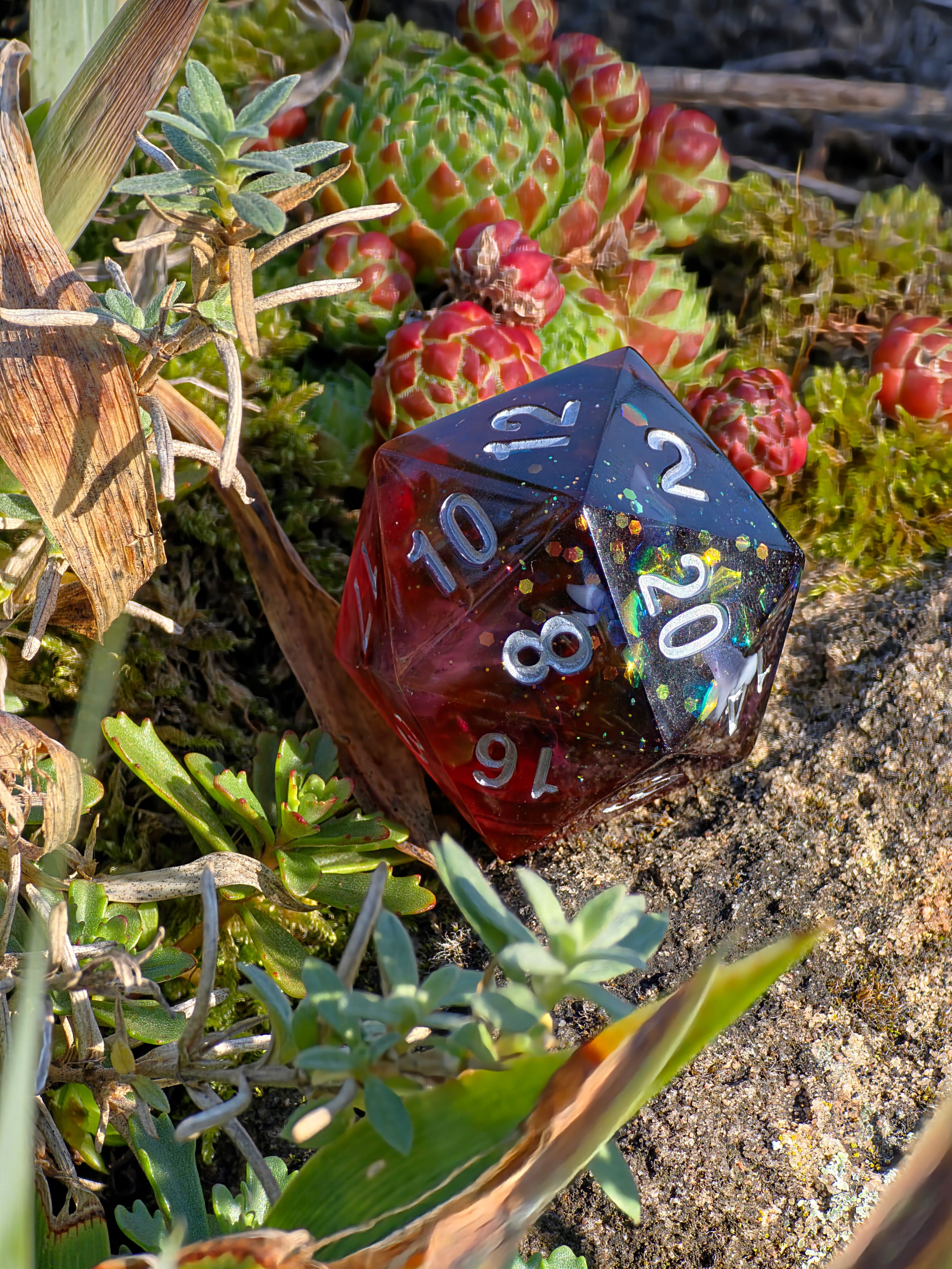 Studioaufnahme des „Blood & Mist“ – polierte Facetten, klare Gravuren und düsteres Farbspiel.  
Studio shot of “Blood & Mist” – polished facets, sharp engravings, and dark color play.