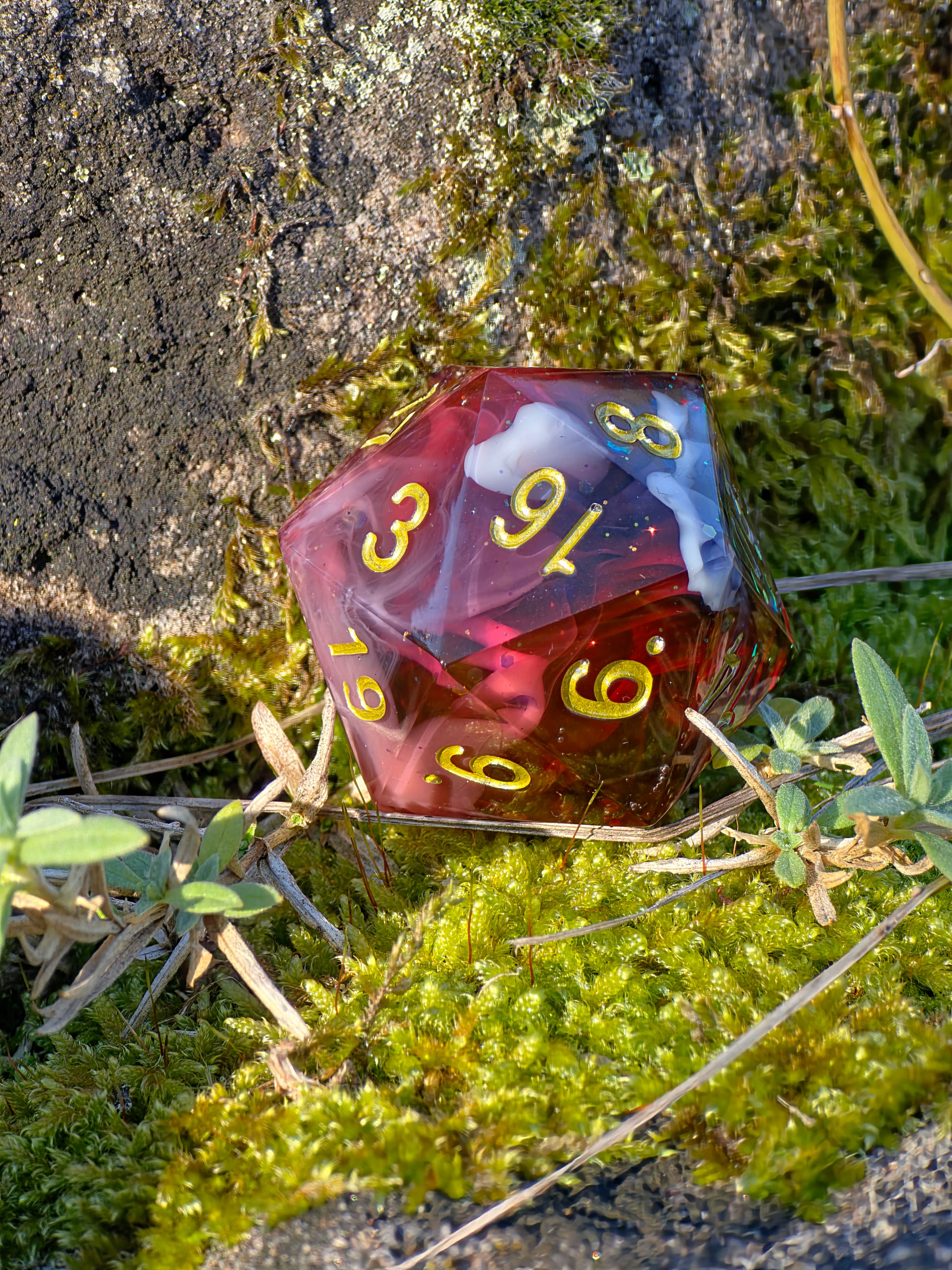 Detailaufnahme des „Blood Mist“ – funkelnde Goldflakes im roten Harz, umhüllt von Nebelschleiern.  
Close-up of “Blood Mist” – sparkling gold flakes in red resin wrapped in misty veils.