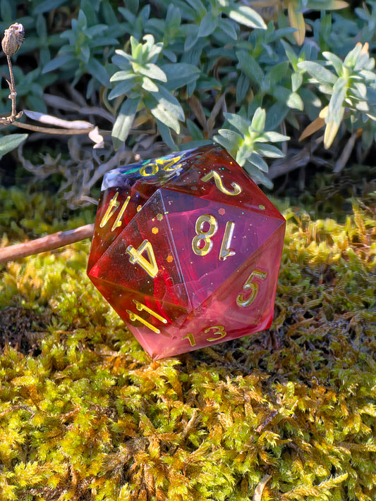 Handgemachter D20 „Blood Mist“ – großer Gothic-Fantasy-Würfel in Rot, Weiß und Gold.  
Handmade D20 “Blood Mist” – large gothic fantasy die in red, white, and gold.