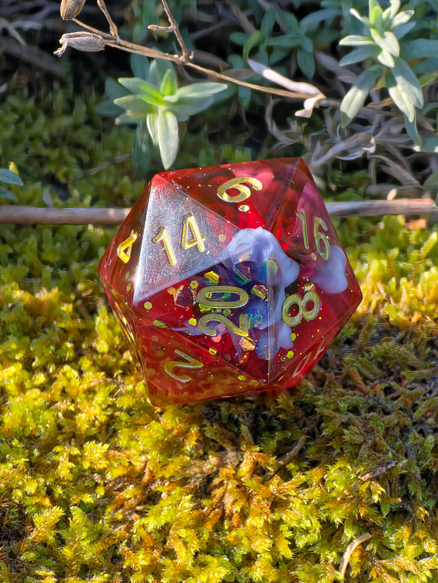 „Blood Mist“ im Sonnenlicht – rote und goldene Reflexe leuchten zwischen weißen Nebeladern.  
“Blood Mist” in sunlight – red and golden reflections shining through white mist veins.