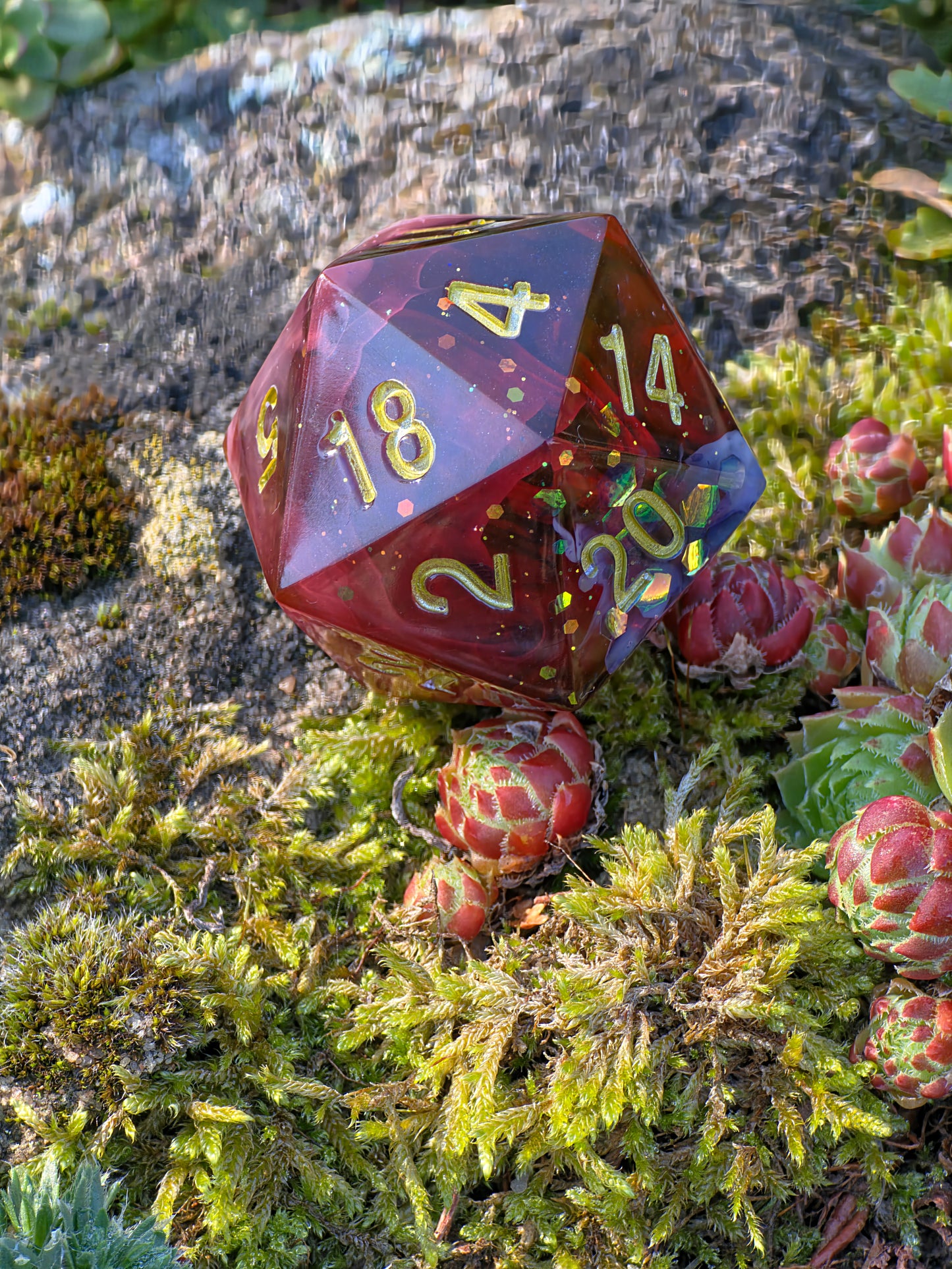 Studioaufnahme des „Blood Mist“ – polierte Facetten, klare Gravuren und edles Farbenspiel.  
Studio shot of “Blood Mist” – polished facets, sharp engravings, and elegant color play.