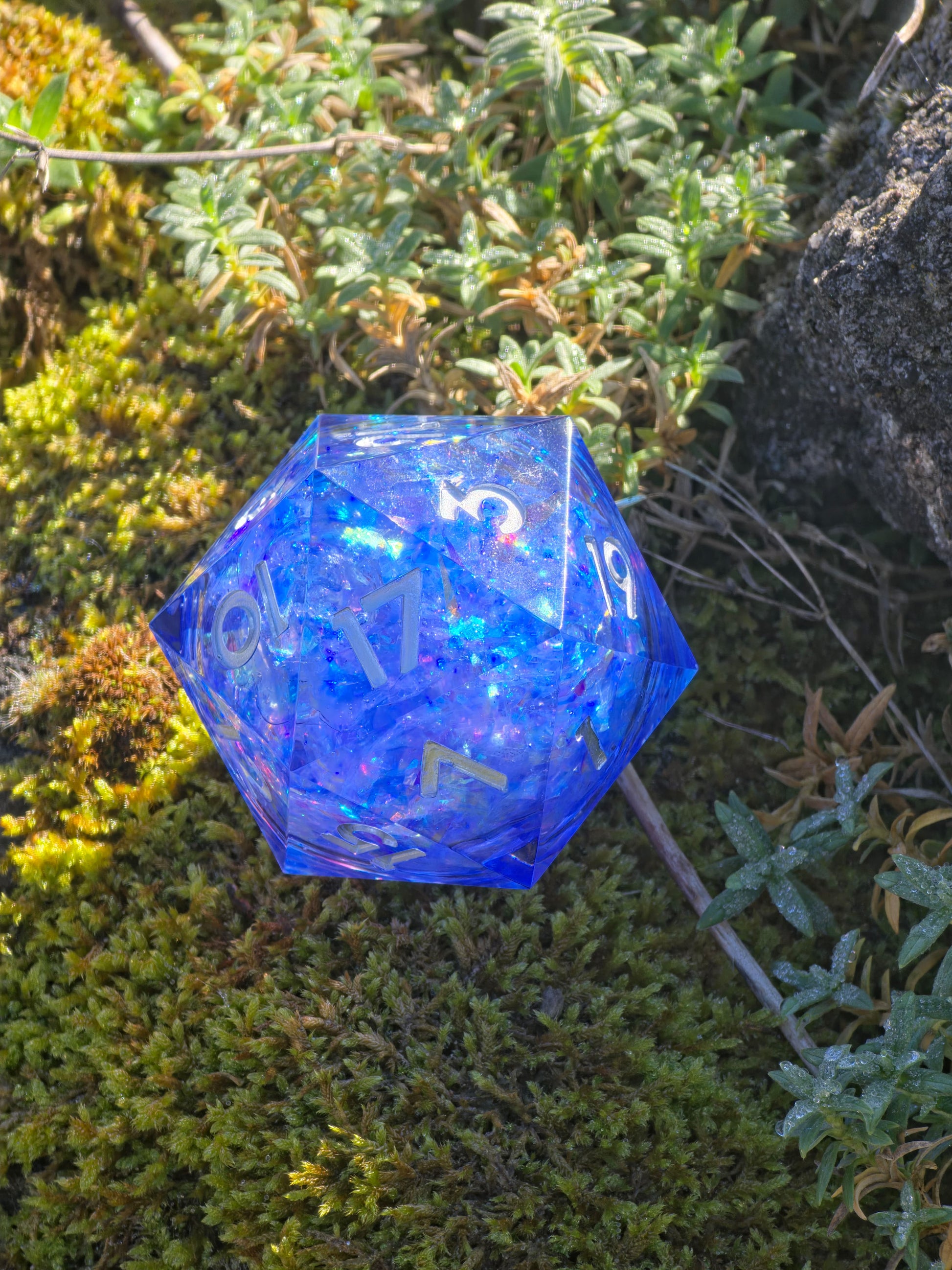 Detailaufnahme des „Blue Opal Liquid Core“ – schimmernde Partikel und leuchtende Opalreflexe.  
Close-up of “Blue Opal Liquid Core” – shimmering particles and glowing opal reflections.
