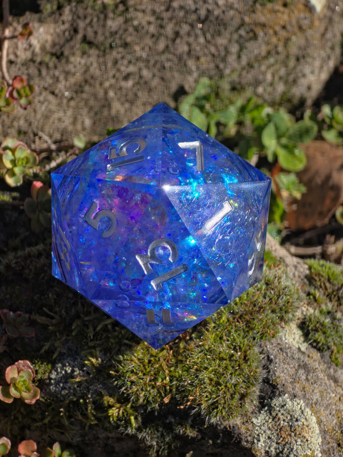 „Blue Opal Liquid Core“ in der Hand – zeigt Größe, Tiefe und leuchtendes Azurblau.  
“Blue Opal Liquid Core” held in hand – shows size, depth, and radiant azure blue.