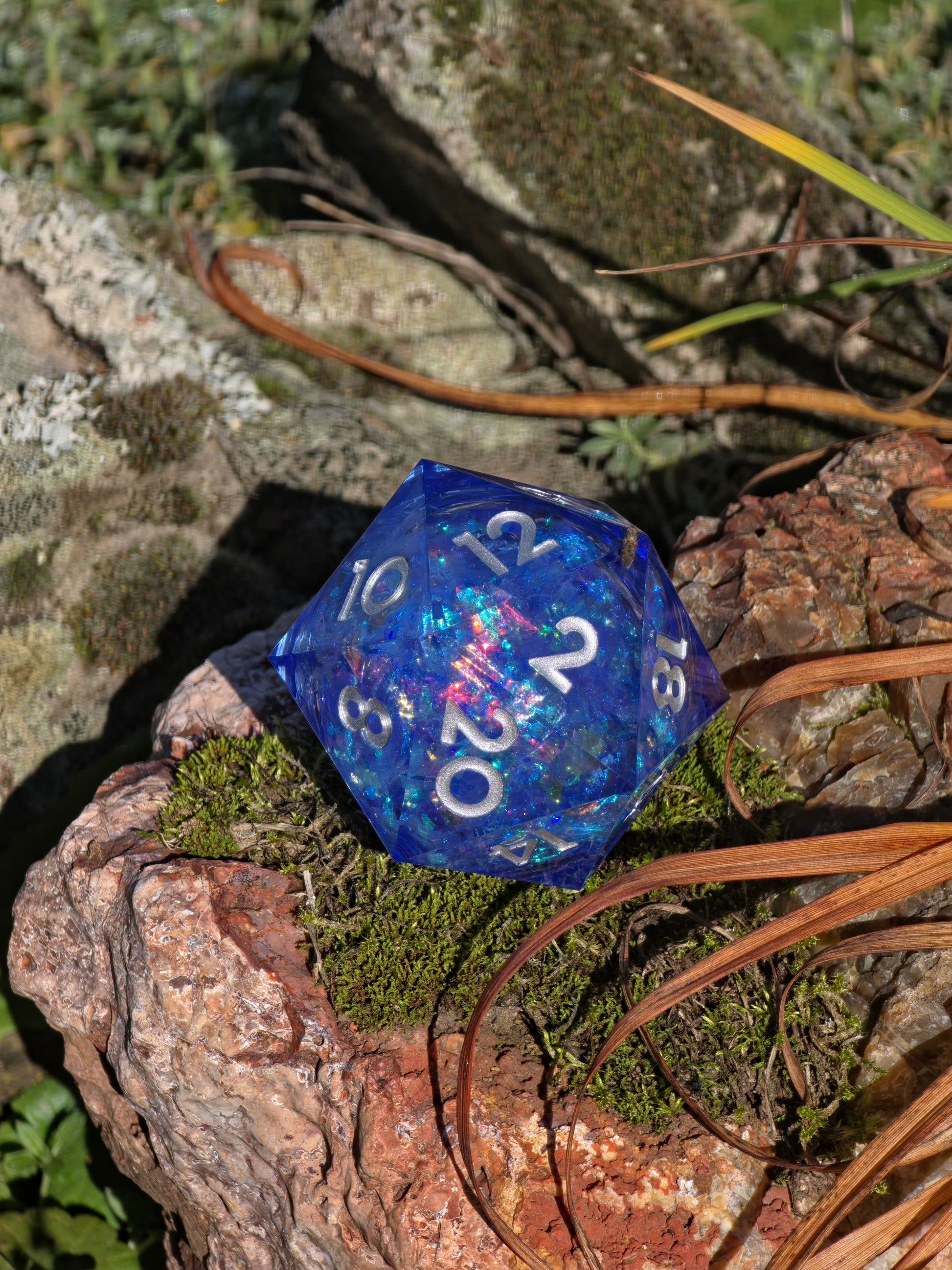 „Blue Opal Liquid Core“ im Sonnenlicht – reflektiert wie flüssiger Edelstein mit blauen Wellen.  
“Blue Opal Liquid Core” in sunlight – reflects like a liquid gemstone with blue waves.