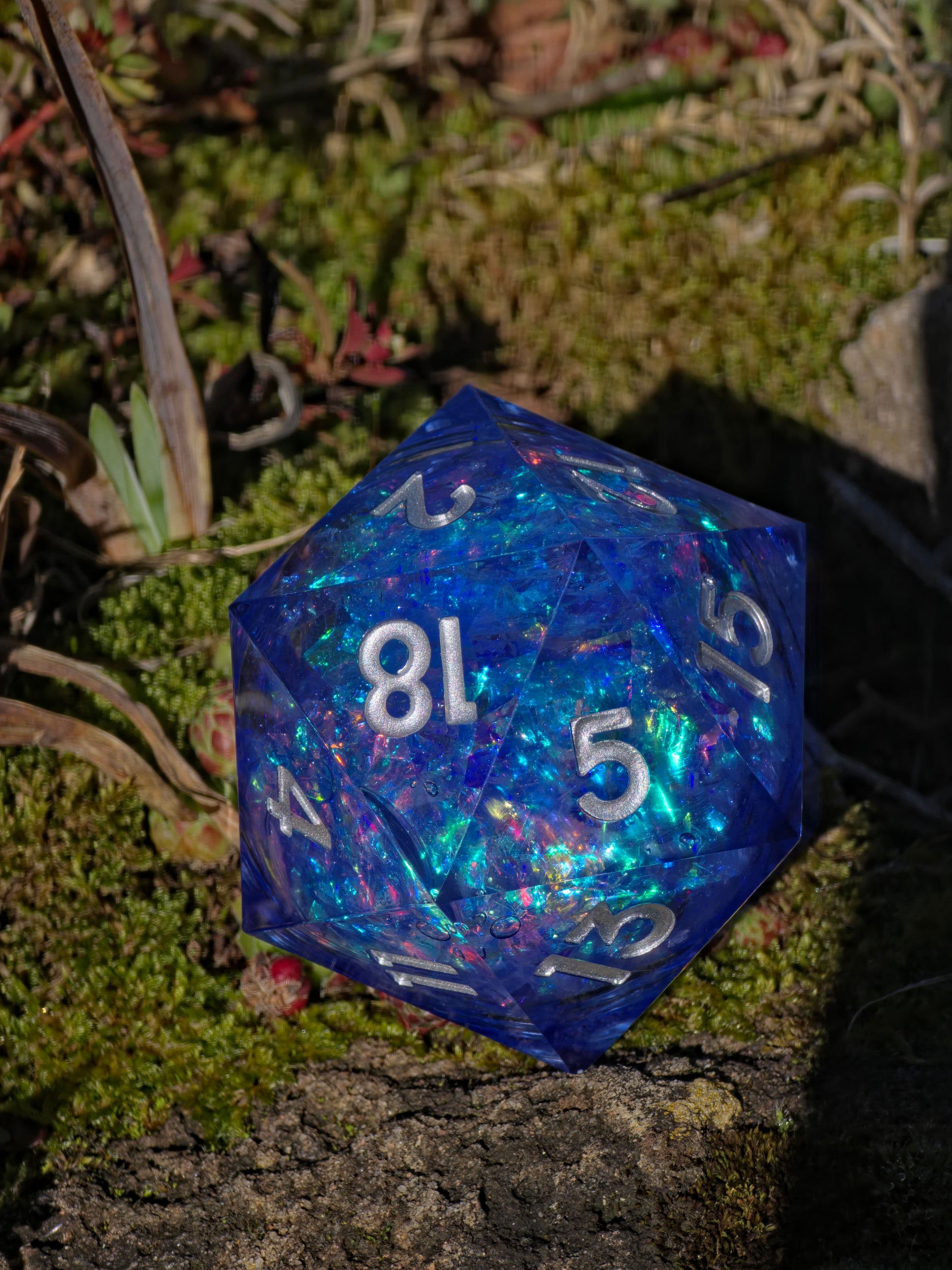 Perspektivaufnahme des „Blue Opal Liquid Core“ – zeigt Bewegung im Kern und funkelnden Opaleffekt.  
Perspective view of “Blue Opal Liquid Core” – shows liquid motion and sparkling opal effect.