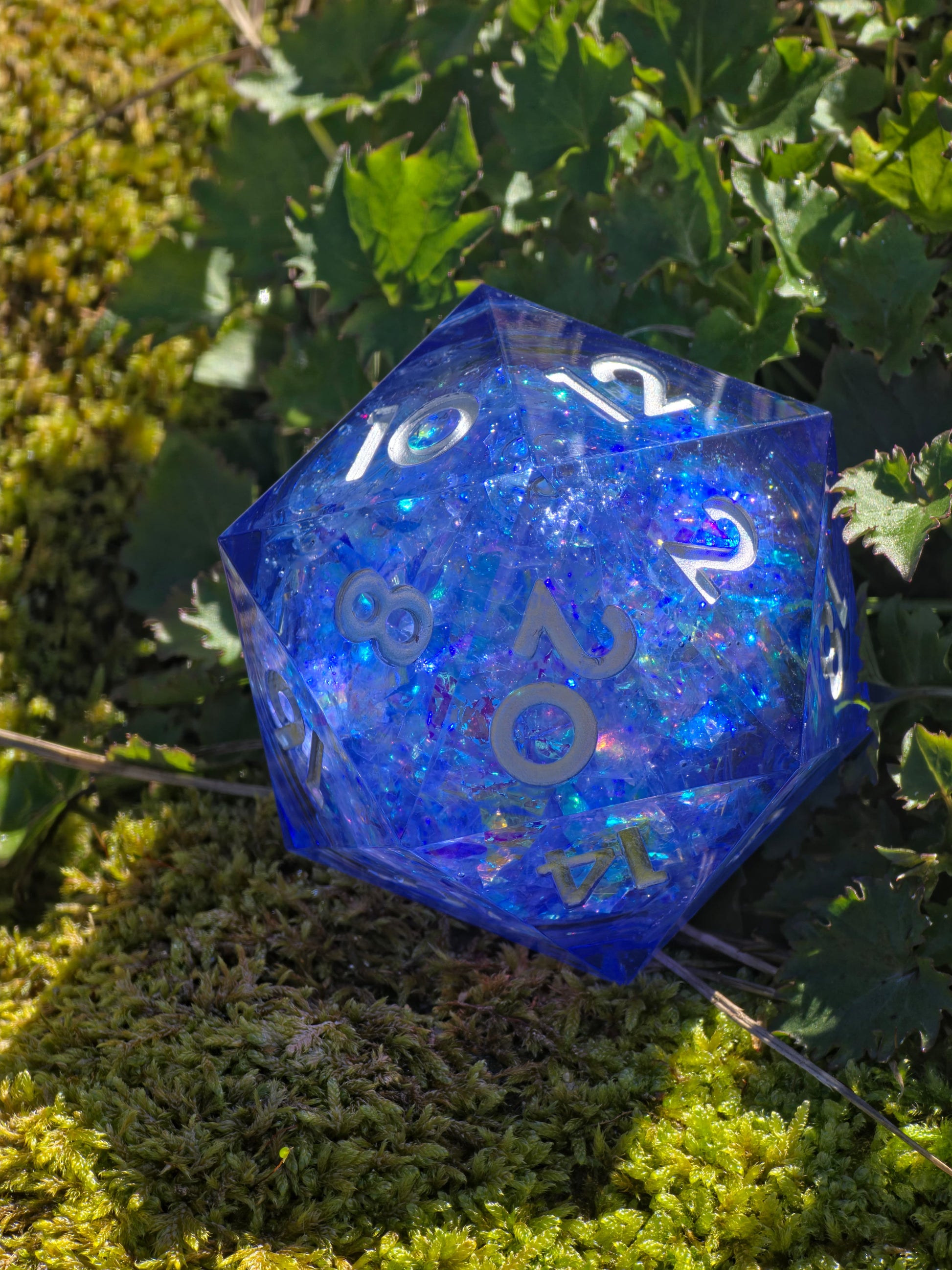 Studioaufnahme des „Blue Opal Liquid Core“ – klare Facetten, spiegelnde Oberfläche und sanftes Glühen.  
Studio shot of “Blue Opal Liquid Core” – clear facets, glossy surface and soft inner glow.