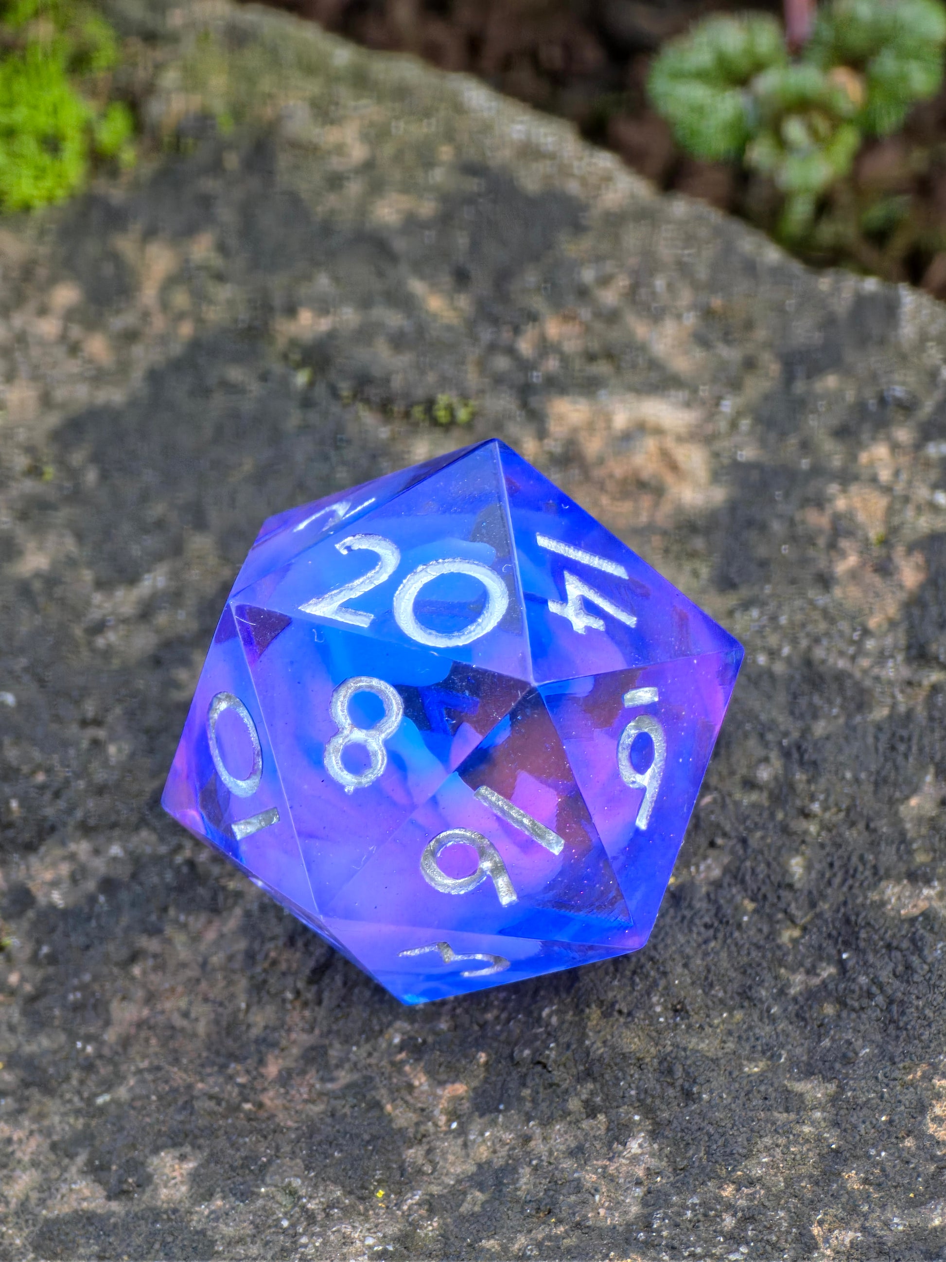 „Cloud Blossom Nebula“ D20 in der Hand – betont Größe, Tiefe und zarten Nebeleffekt.  
“Cloud Blossom Nebula” D20 held in hand – highlighting size, depth and soft nebula effect.