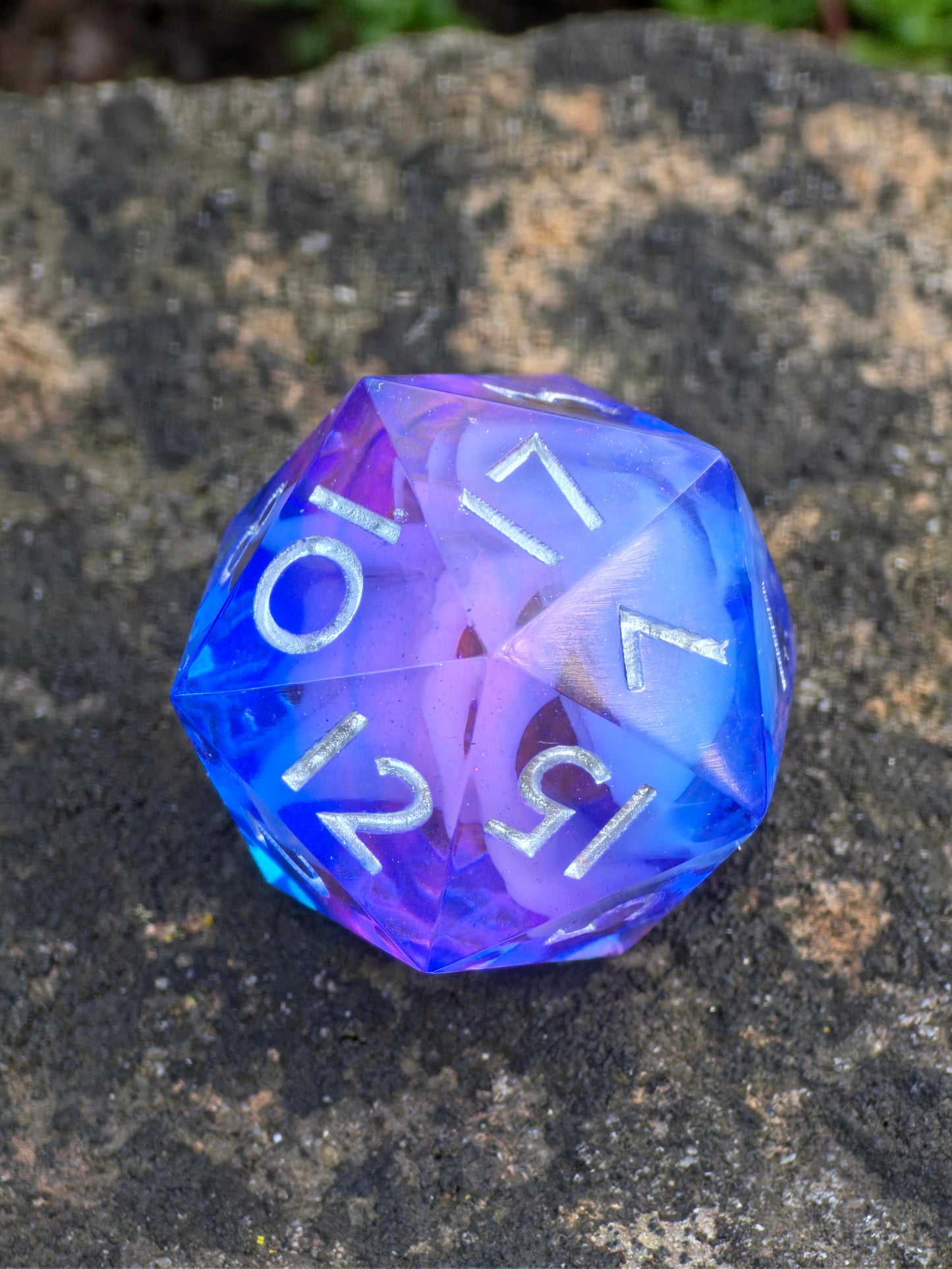 „Cloud Blossom Nebula“ auf Naturstein – harmonischer Kontrast zwischen Blau-Lila-Tönen und grauer Textur.  
“Cloud Blossom Nebula” on natural stone – harmonious contrast between blue-lilac tones and gray rock texture.
