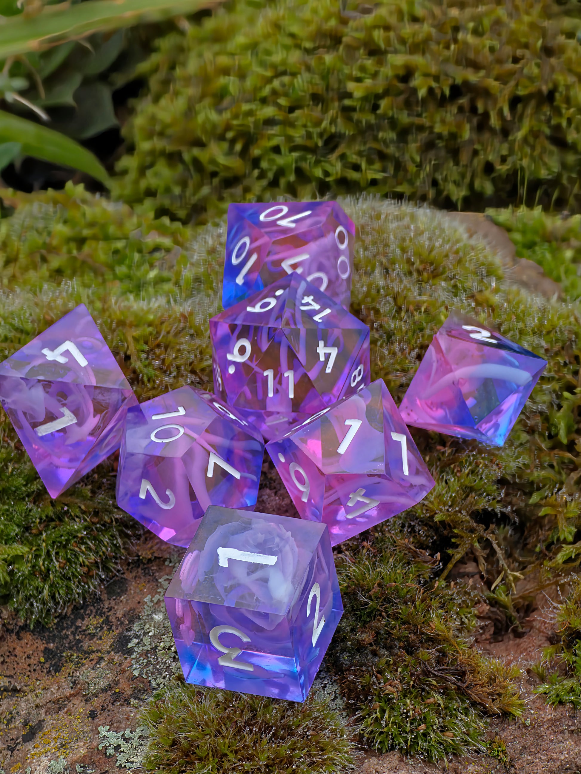 „Cloud Nebula“ in der Hand – transparente Facetten mit zarten Farbverläufen.  
“Cloud Nebula” held in hand – transparent facets with delicate color gradients.