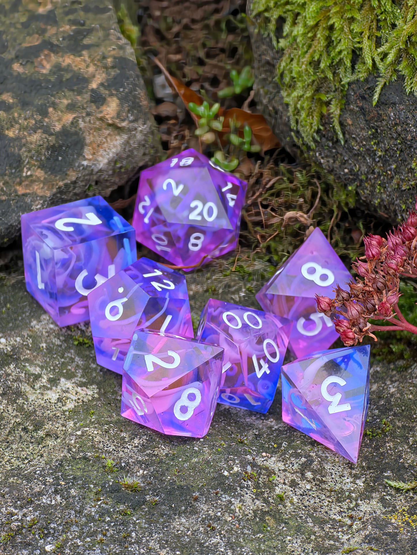 Handgemachtes DnD-Würfelset „Cloud Nebula – Mystic Blossom“ in Lila, Rosa und Blau.  
Handmade DnD dice set “Cloud Nebula – Mystic Blossom” in purple, pink and blue tones.