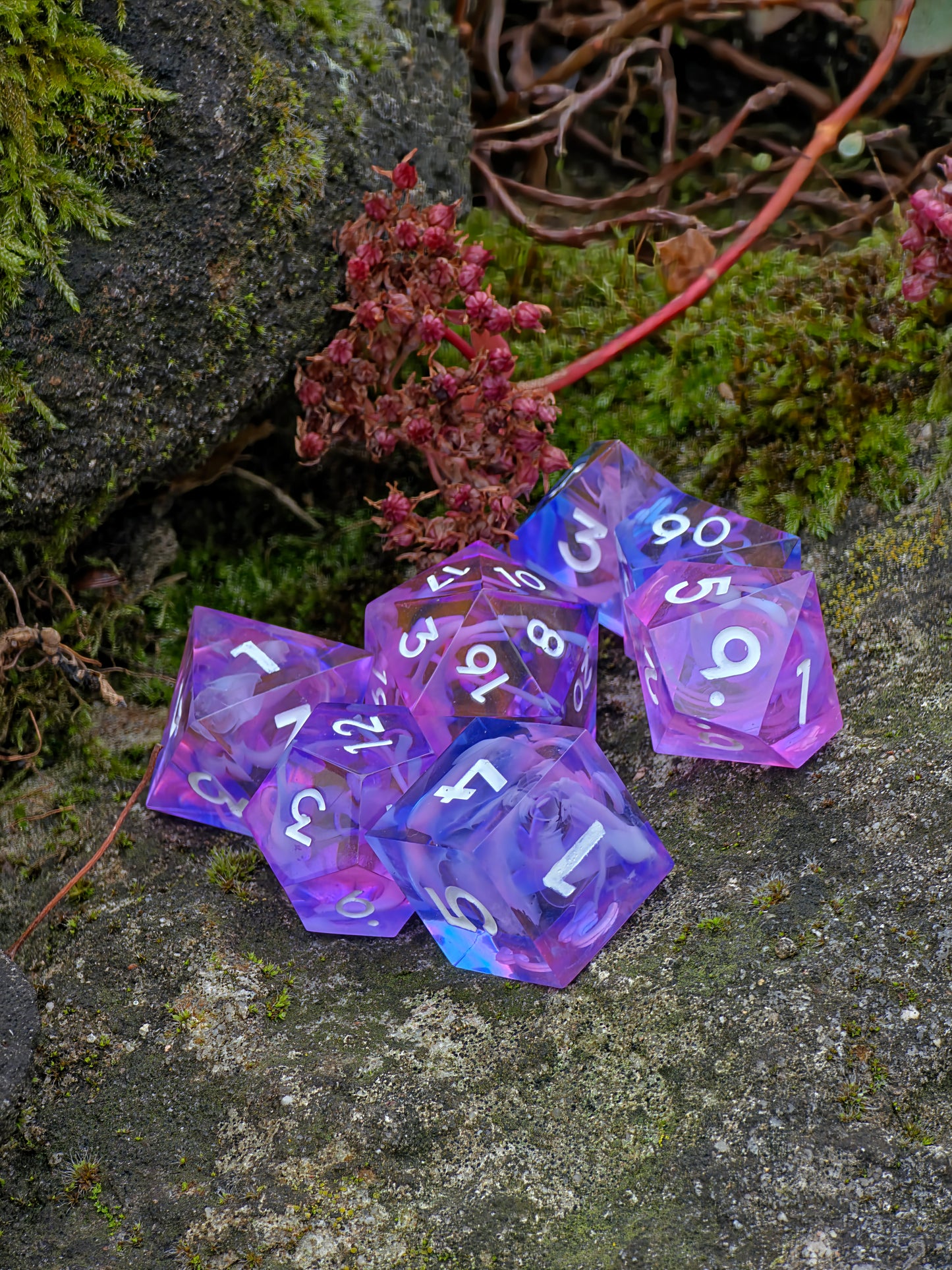 „Cloud Nebula“ im Sonnenlicht – schimmernde Reflexe in Rosa, Blau und Violett.  
“Cloud Nebula” in sunlight – shimmering reflections in pink, blue and violet.