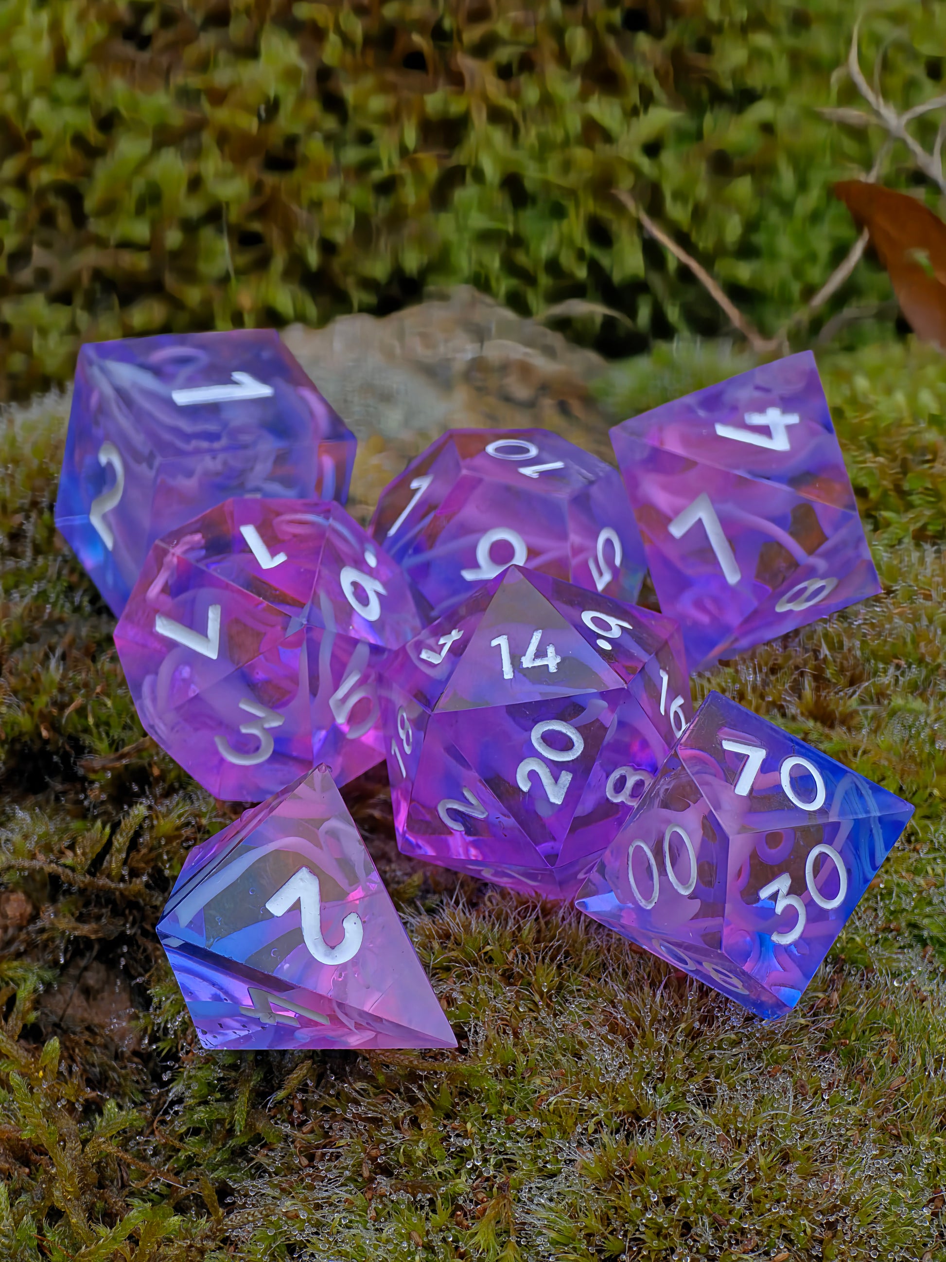 Studioaufnahme des „Cloud Nebula“ – perfekt polierte Oberflächen und klare Zahlen.  
Studio shot of “Cloud Nebula” – perfectly polished surfaces and crisp numbering.