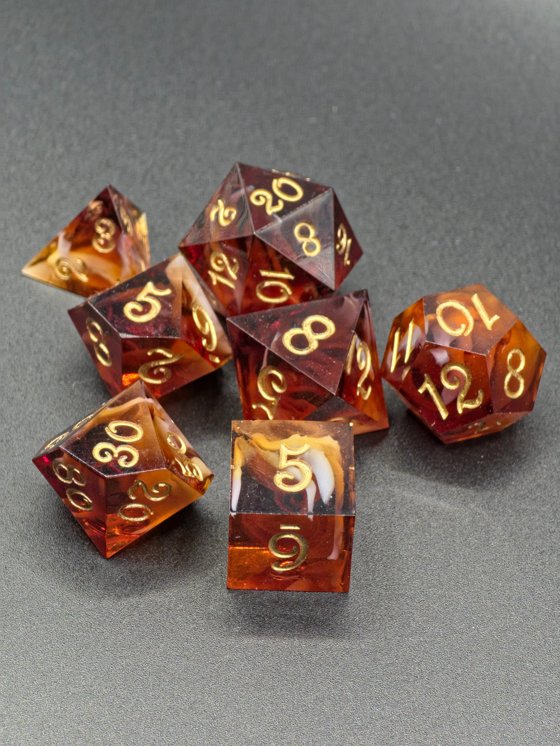 Handaufnahme des Coffee Cream Swirl – braun-cremefarbene Swirls mit goldenem Glanz im transparenten Resin.  
Hand shot of the Coffee Cream Swirl – brown-cream swirls with golden shine inside clear resin.